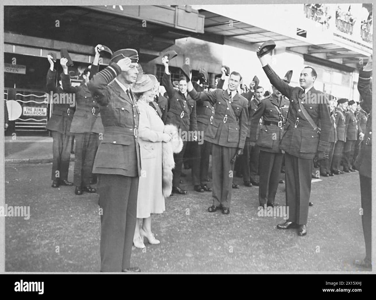 LE KING & QUEEN INSPECTE LES AVIATEURS DU DOMINION & des États-Unis - des aviateurs canadiens qui donnent trois acclamations pour la King and Queen Royal Air Force Banque D'Images