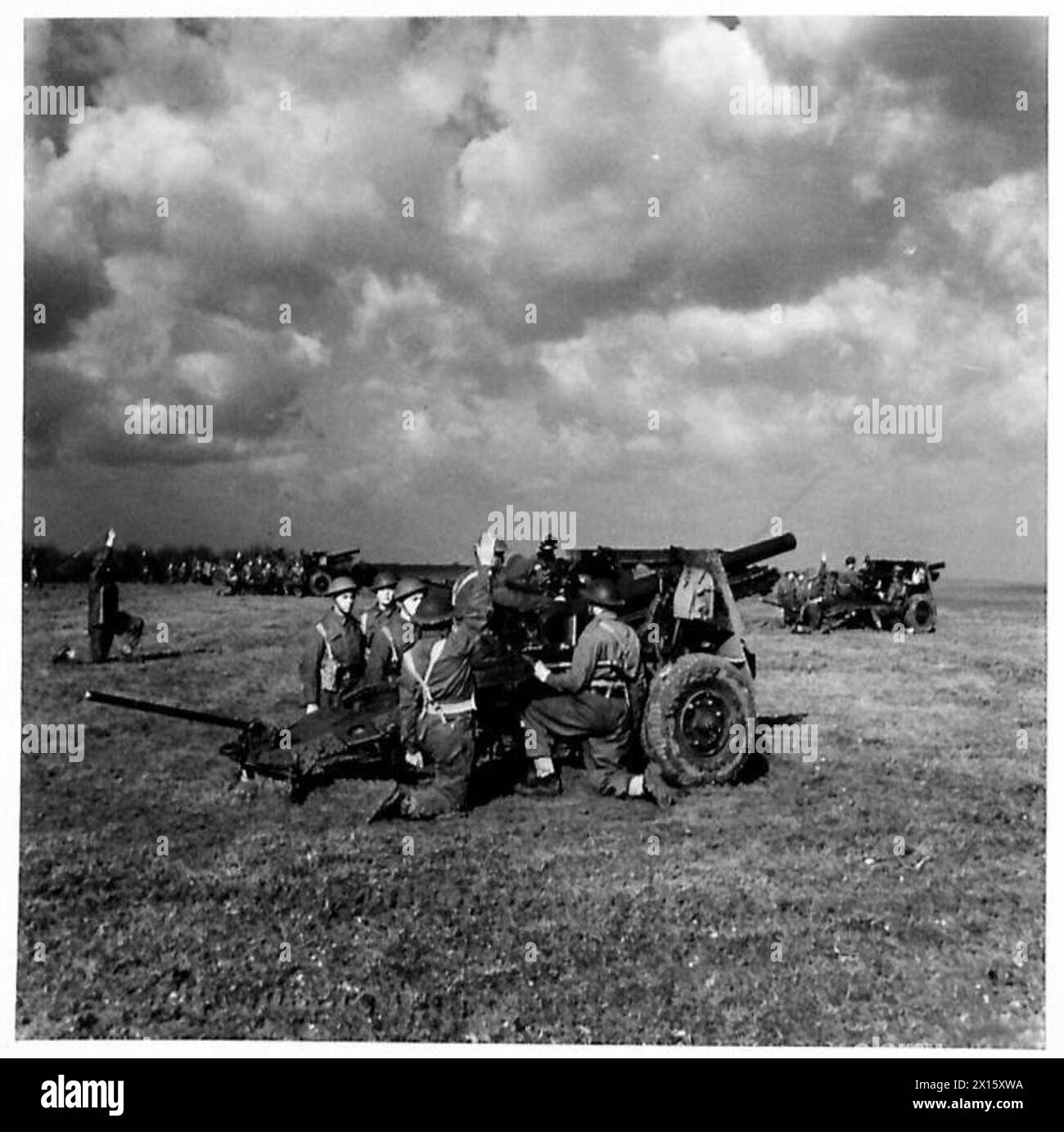 Un RÉGIMENT DE CAMPAGNE, L'ARTILLERIE ROYALE, SUR LES RANGES - le 25-pounder sur les Ranges British Army Banque D'Images