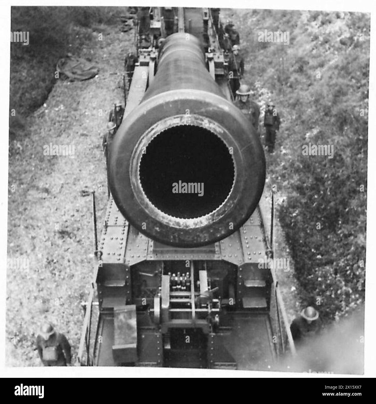 Un très grand canon monté sur rampe de l'armée britannique est exposé, montrant la plaque signalétique sur l'arme. Banque D'Images