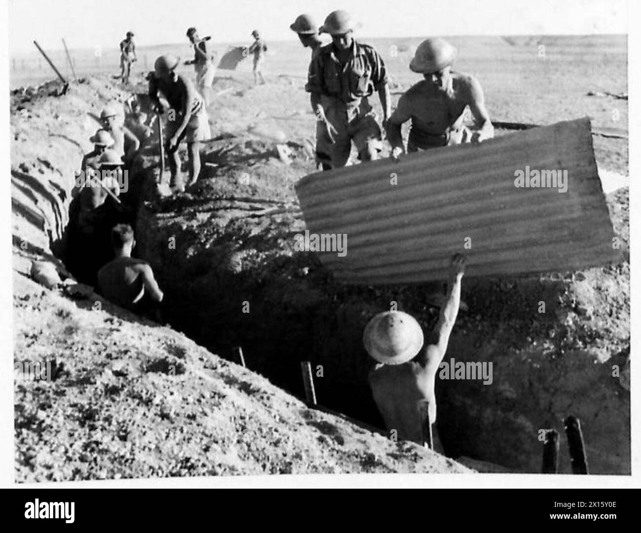 Les soldats creusent et revisitent des tranchées dans le désert occidental, documentées par un photographe officiel. Banque D'Images