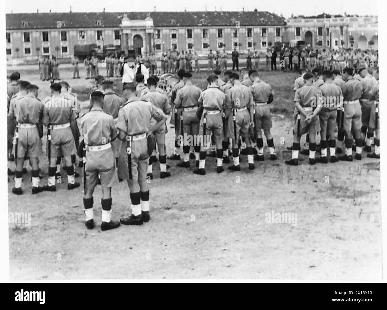 Un service militaire d'action de grâce est organisé dans l'enceinte du palais à Vienne, en présence de personnel et d'observateurs. Banque D'Images