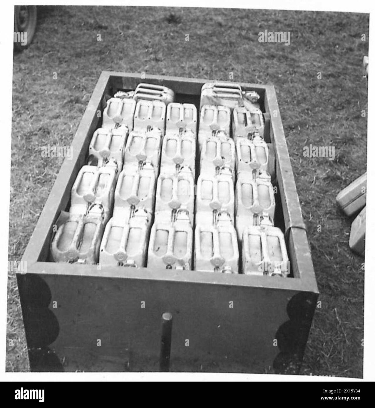 Vingt-deux bidons d'essence d'une capacité de 4,5 gallons sont transportés sur une remorque pour les opérations S.T.2 de l'armée britannique. Banque D'Images