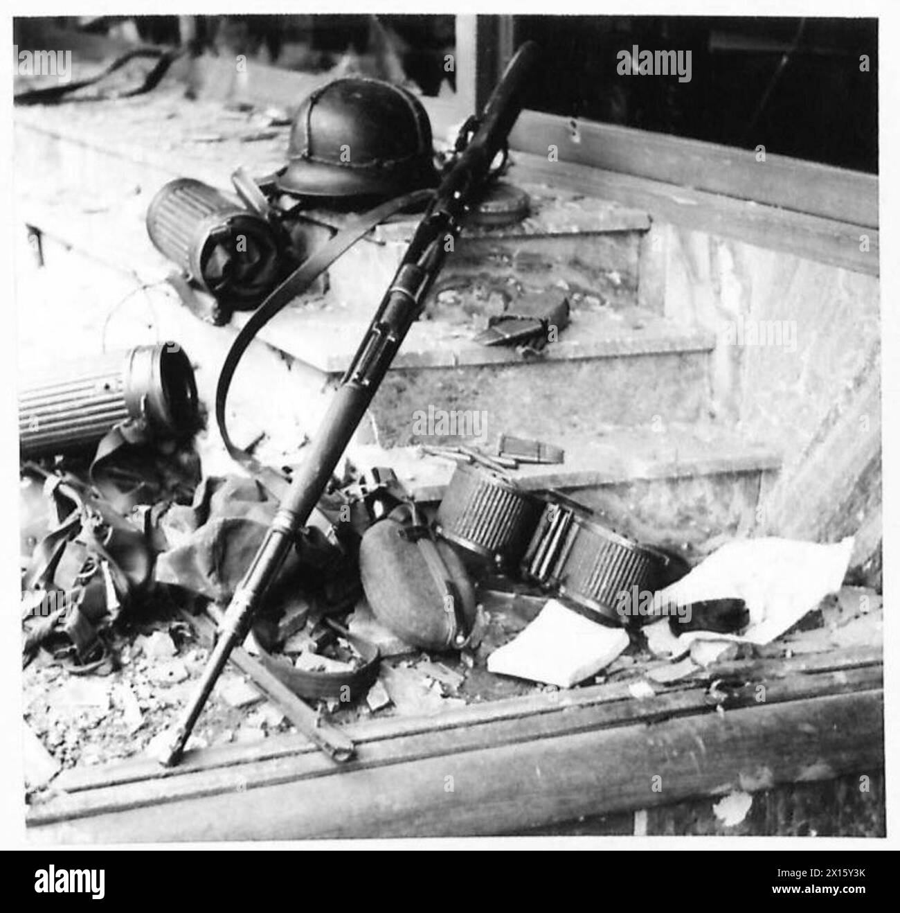 Capture de l'équipement allemand, y compris un fusil chargé et des munitions exposées dans une vitrine néerlandaise lors de la prise de Gennep, armée britannique, 21e groupe d'armées. Banque D'Images