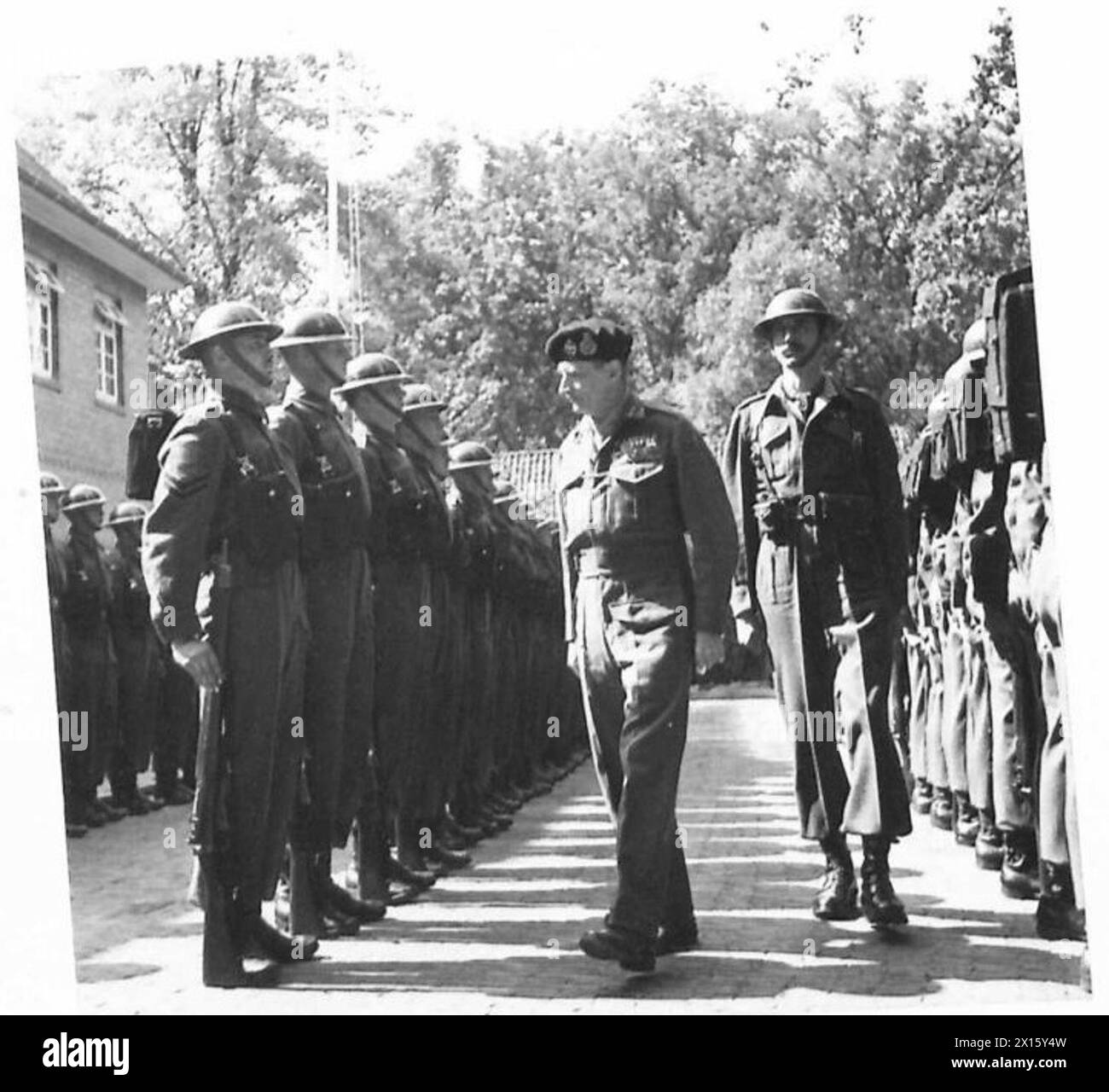 LE MARÉCHAL MONTGOMERY DÉCORE LES TROUPES CANADIENNES APRÈS SON ACCIDENT D'AVION - le C-en-C inspectant la garde d'honneur au quartier général divisionnaire et prenant le salut de l'Armée britannique, 21e Groupe d'armées Banque D'Images