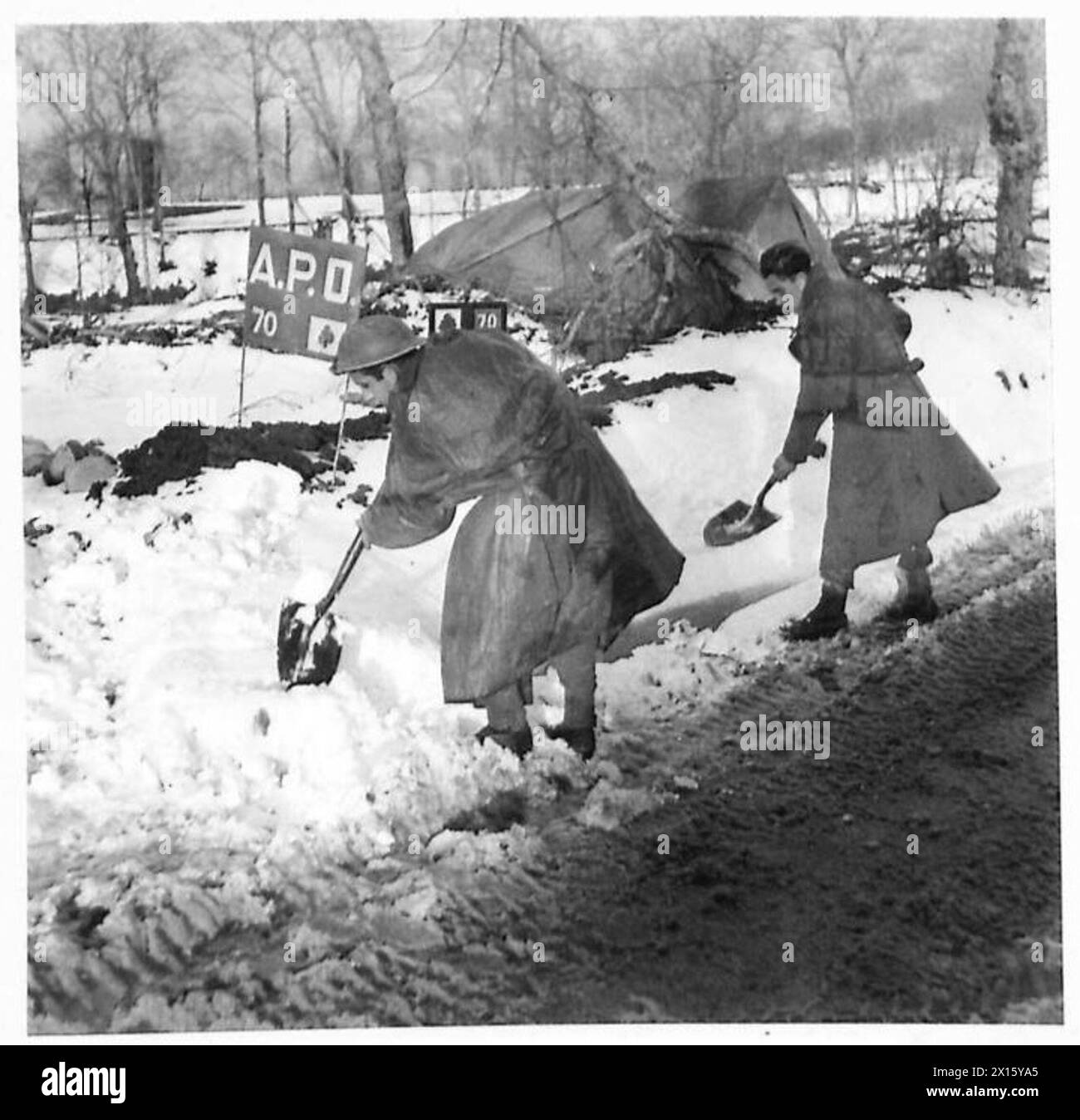 Des ingénieurs de la Cinquième armée, secteur américain, déneigent des routes près de Roccamonfina, en Italie, pendant les opérations de l'armée britannique. Banque D'Images