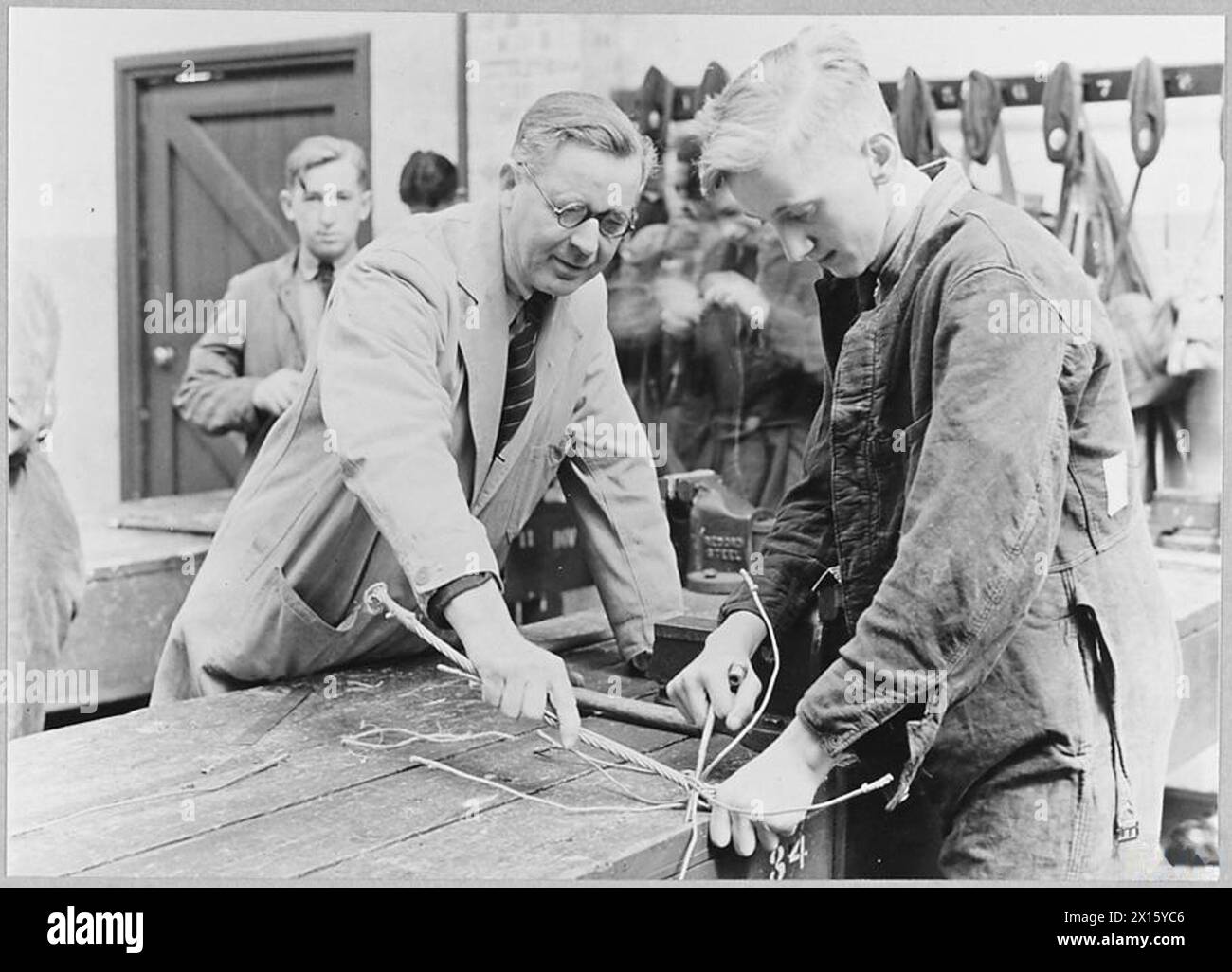 Un apprenti aéronautique de la Royal Air Force apprend les techniques d'épissure de câbles dans le cadre d'une formation technique. Banque D'Images