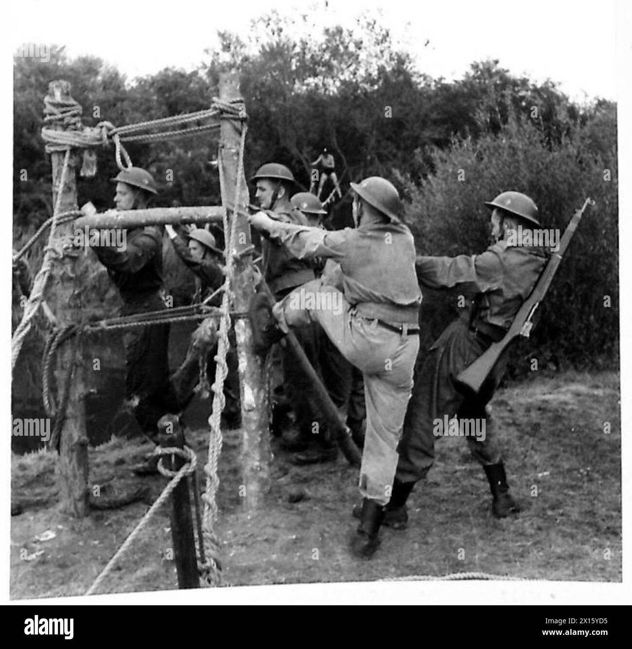 Les équipes de projecteurs de la Royal Artillery s'entraînent en gréant un pont à cordes à bascule pour les exercices de traversée de la rivière. Banque D'Images