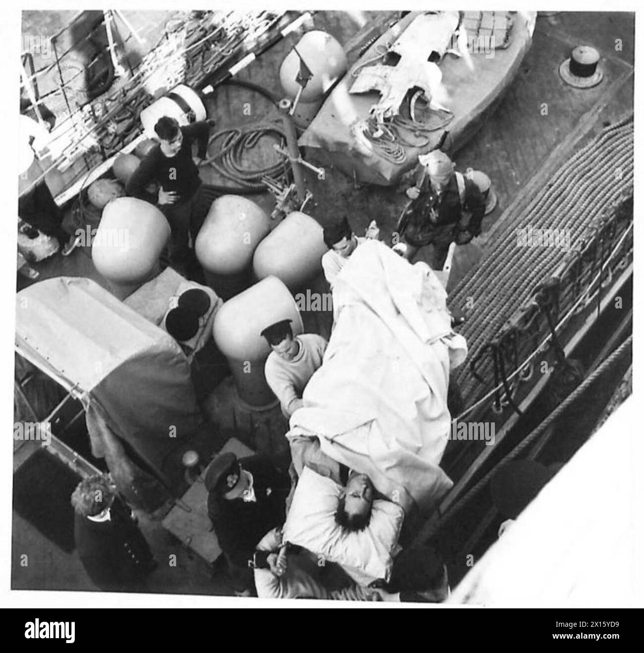 Les troupes du Commando britannique ont mené un raid de reconnaissance sur la côte française près de Boulogne-le Torquet. Les photographies montrent les forces de retour et l'évacuation des blessés. Banque D'Images
