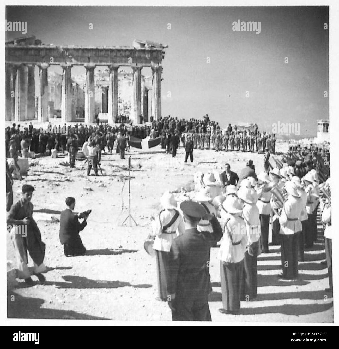 Le drapeau grec est porté par quatre filles en costume national, prêtes à être hissées au-dessus du Parthénon alors que le gouvernement grec retourne à Athènes. Banque D'Images