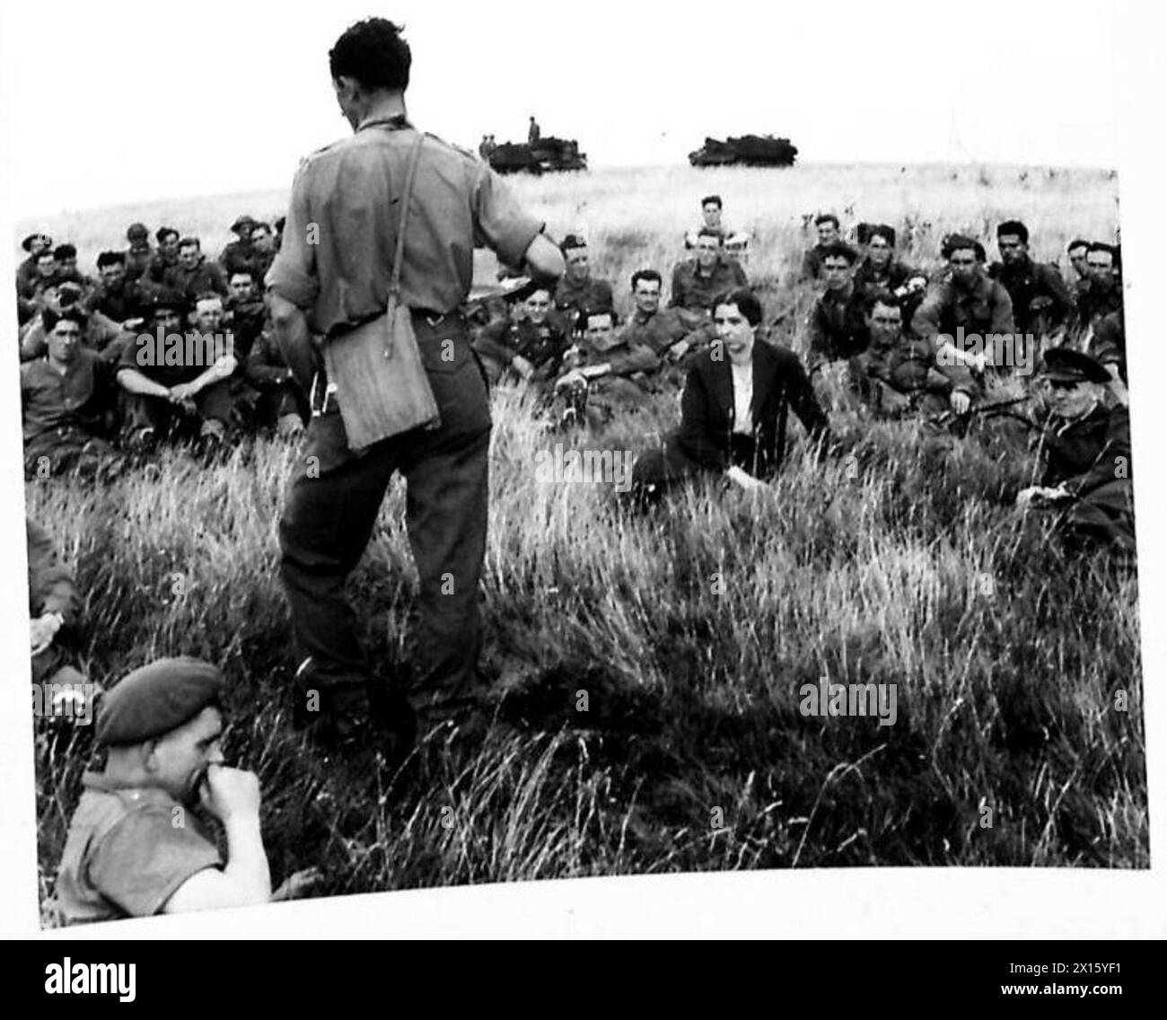 Hon. Mabel Strickland observe le personnel de l'armée britannique à l'entraînement de l'école de bataille tandis que le commandant s'adresse aux hommes après les exercices. Banque D'Images