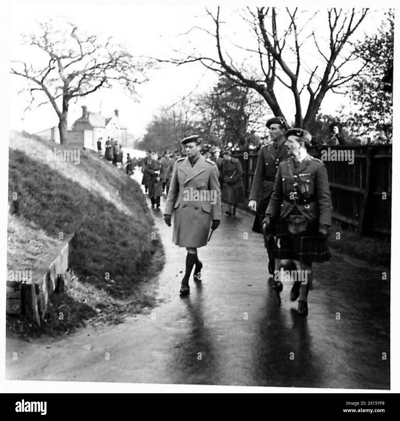 SA MAJESTÉ LE ROI VISITE LES TROUPES D'INVASION - sa Majesté accompagnée par des officiers du 2ème Bn. Seaforth Highlanders à son arrivée à Clarence Park, équipé Armée britannique des Albans Banque D'Images