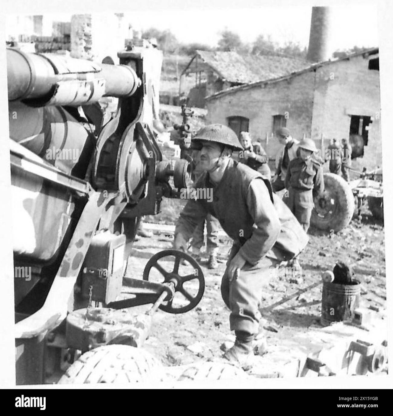 Les troupes britanniques exploitent l'artillerie lourde américaine, avec l/Bdr. L. Willott de Stoke-on-Trent pose le canon en préparation du tir. Banque D'Images