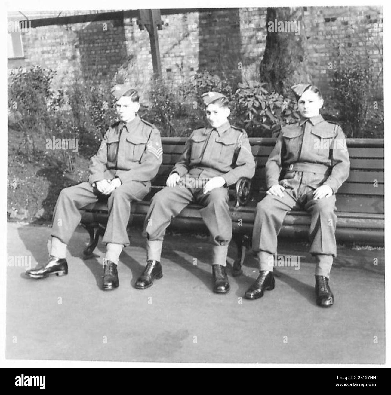 L'armée britannique introduit un nouvel uniforme de cadet, détaillant les éléments de conception, la palette de couleurs, et l'utilisation prévue pour l'entraînement et les occasions formelles. Banque D'Images