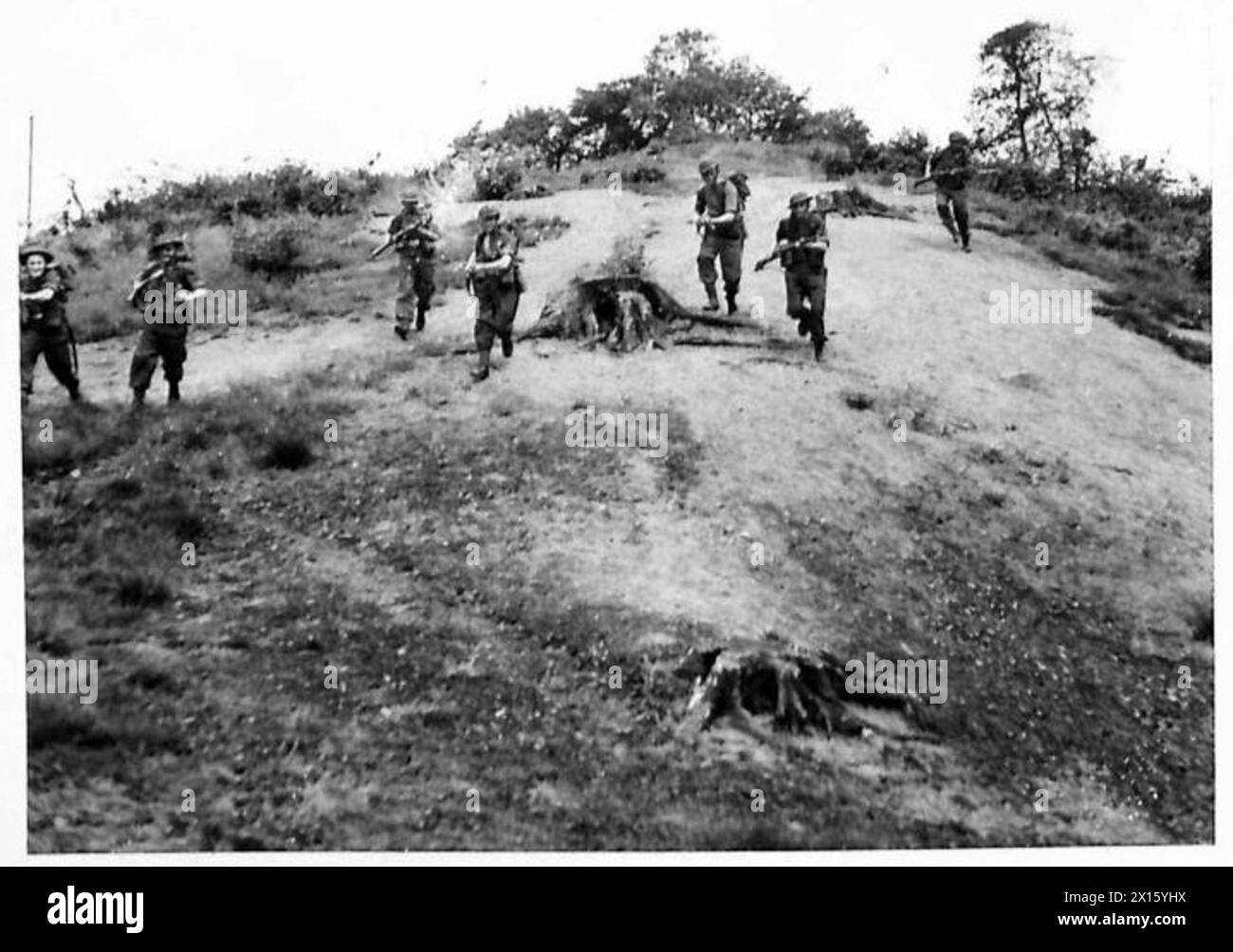 L'infanterie traverse un ruisseau et sécurise la rive opposée lors d'un exercice d'assaut mené pour les ouvriers d'usine par l'armée britannique. Banque D'Images