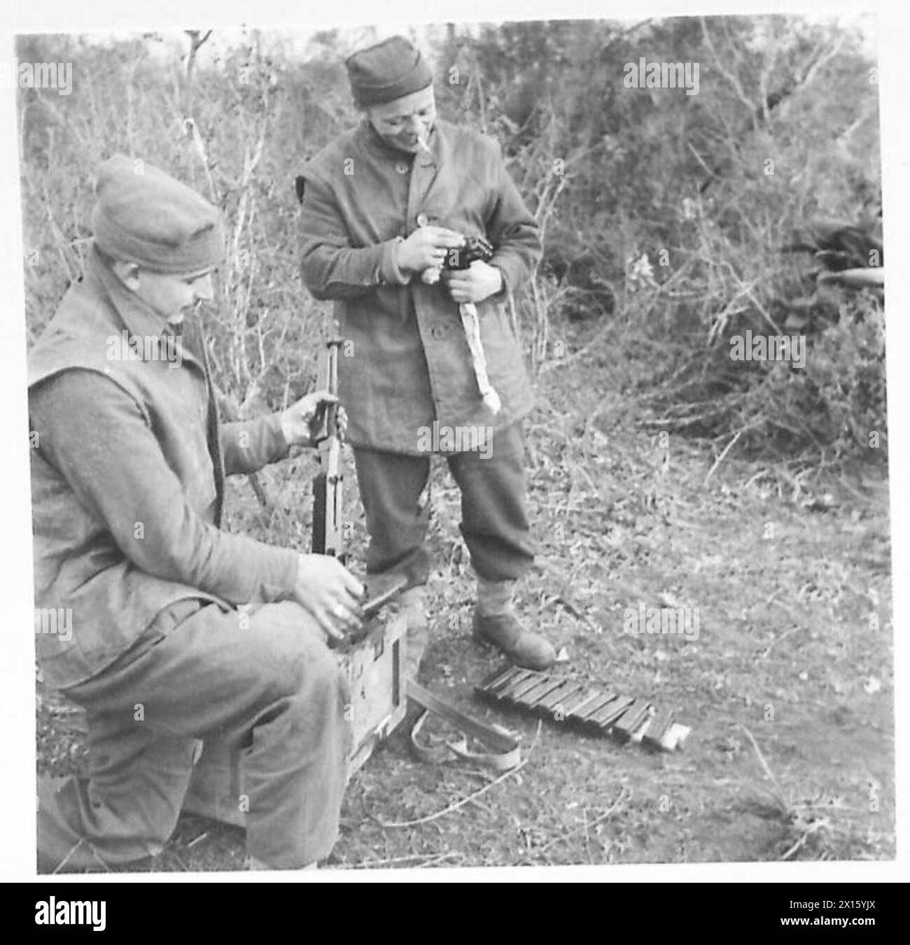 Un groupe de Commandos à la tête de pont Anzio de la cinquième armée nettoie un canon tommy en préparation de leur prochaine patrouille. Banque D'Images