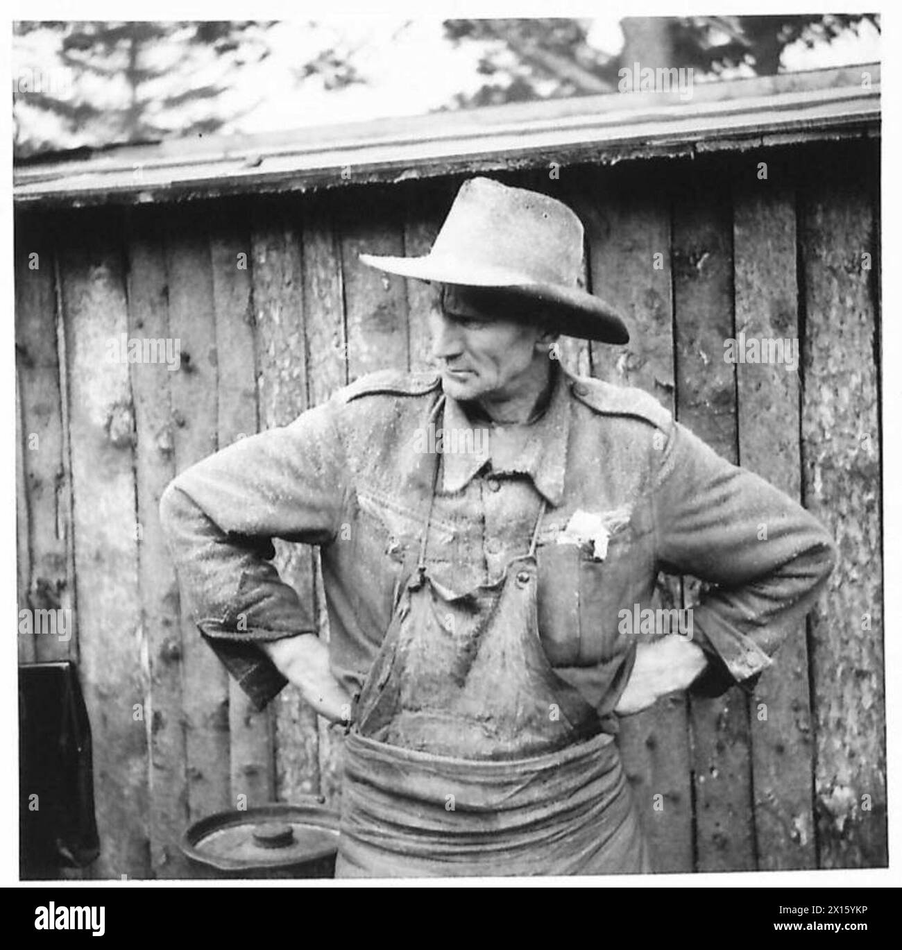 Le RT. Hon. S.M. Bruce visite un camp de bûcherons australiens en Écosse, observant leurs activités. Banque D'Images