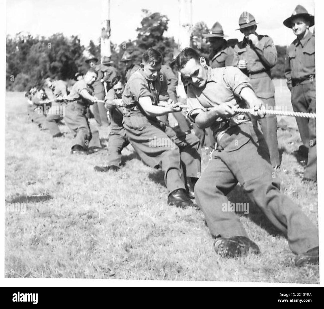 Deux compagnies de l'armée britannique participent à un tir de guerre lors d'une compétition de l'ANZAC. Banque D'Images