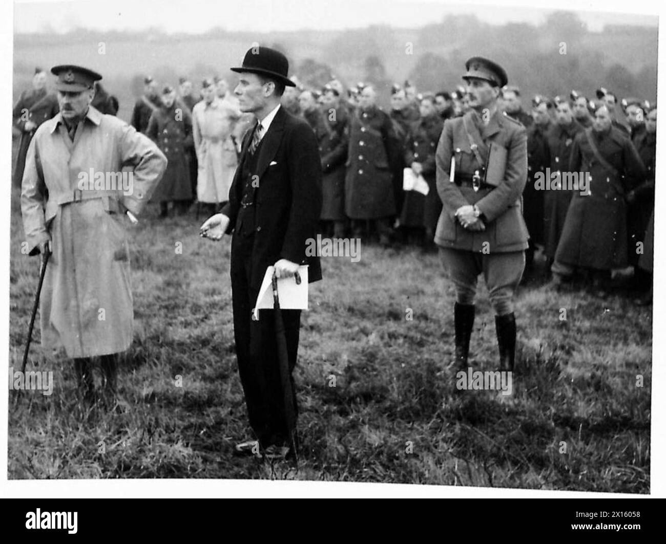 Le capitaine Margesson, des membres de la Home Guard et des sous-officiers de l'armée régulière observent une démonstration de chasse aux chars sous la supervision du secrétaire d'État à la Guerre. Banque D'Images