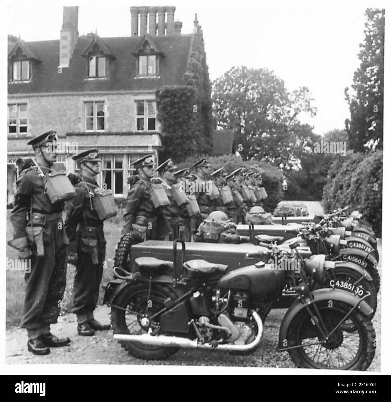 Un groupe de signalisation routière de la police militaire avec des motos et des side-cars se prépare à l'action, démontrant la mobilité et la disponibilité opérationnelle, armée britannique. Banque D'Images