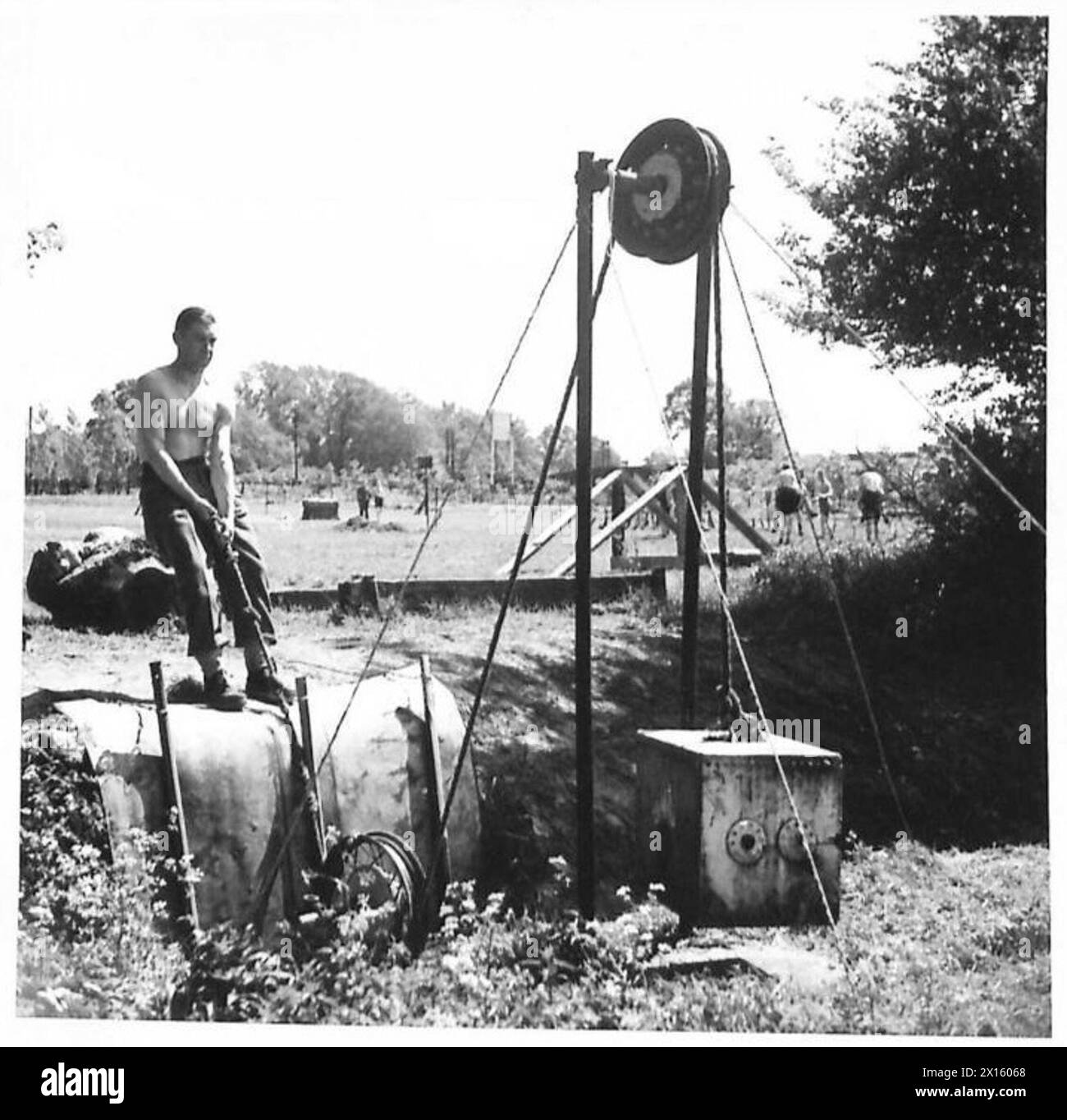 À la Hendon Physical Training School, les soldats effectuent des exercices de traction oblique démontrant l'action du quadriceps, la posture et le positionnement du pied. Banque D'Images