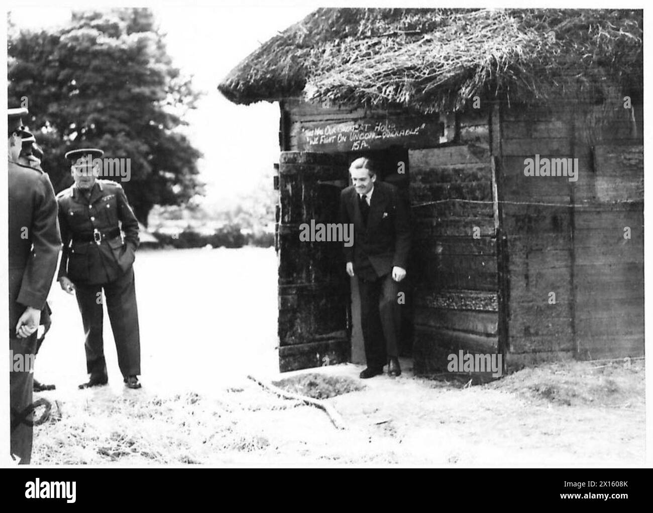 Le secrétaire d'État Anthony Eden visite les défenses côtières, quittant un blockhaus après avoir inspecté les fortifications et le personnel de l'armée britannique. Banque D'Images