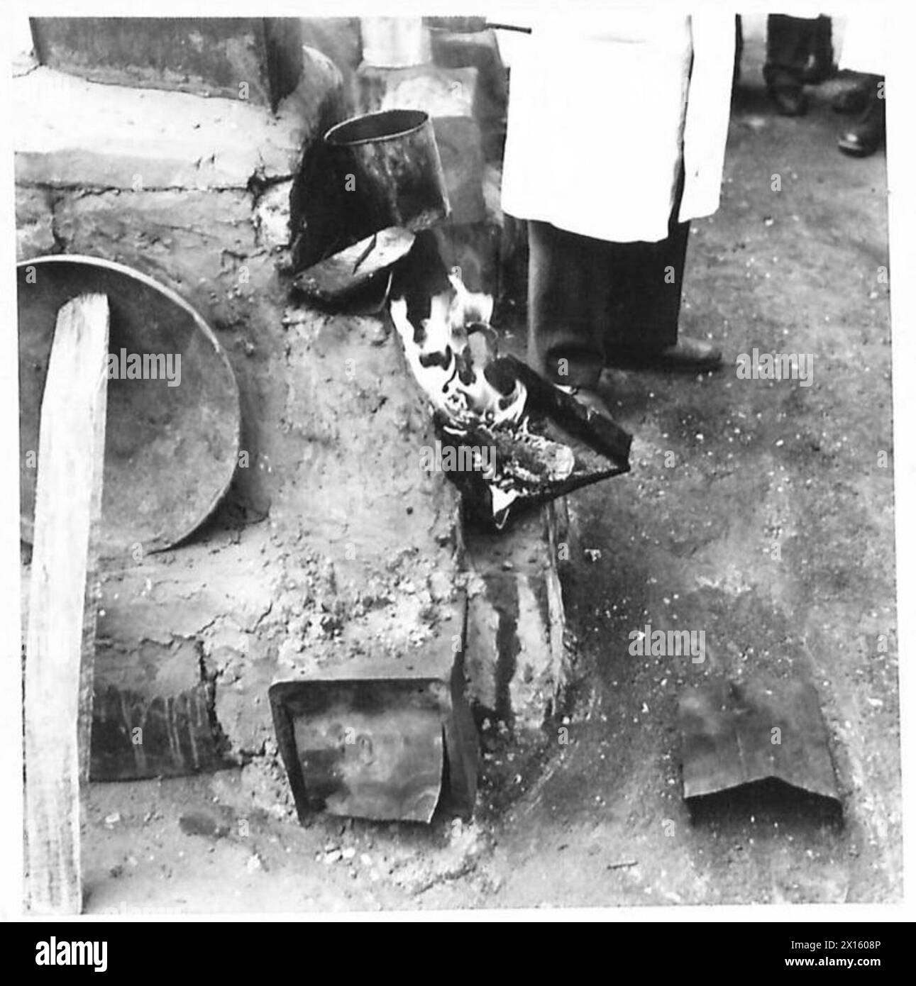 Une cuisinière militaire improvisée fonctionne avec de l'huile et de l'eau comme carburant pour préparer les repas des troupes. Banque D'Images