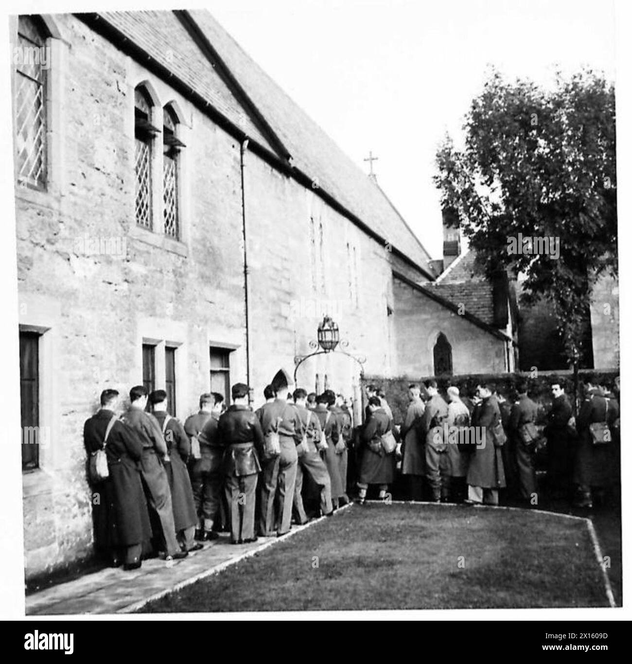 Les troupes polonaises du 1er corps polonais se tiennent devant une église à Alyth, en Écosse, assistant à la messe, illustrant la vie domestique et sociale des soldats en Grande-Bretagne pendant la seconde Guerre mondiale Banque D'Images
