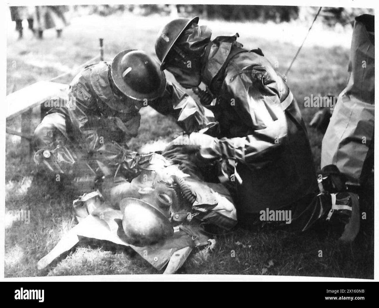 Le personnel des ambulances de campagne de l'armée britannique mène des exercices pour traiter une victime simulée de gaz afin de s'exercer à intervenir en cas d'urgence. Banque D'Images Le personnel des ambulances de campagne de l'armée britannique mène des exercices pour traiter une victime simulée de gaz afin de s'exercer à intervenir en cas d'urgence. Banque D'Images