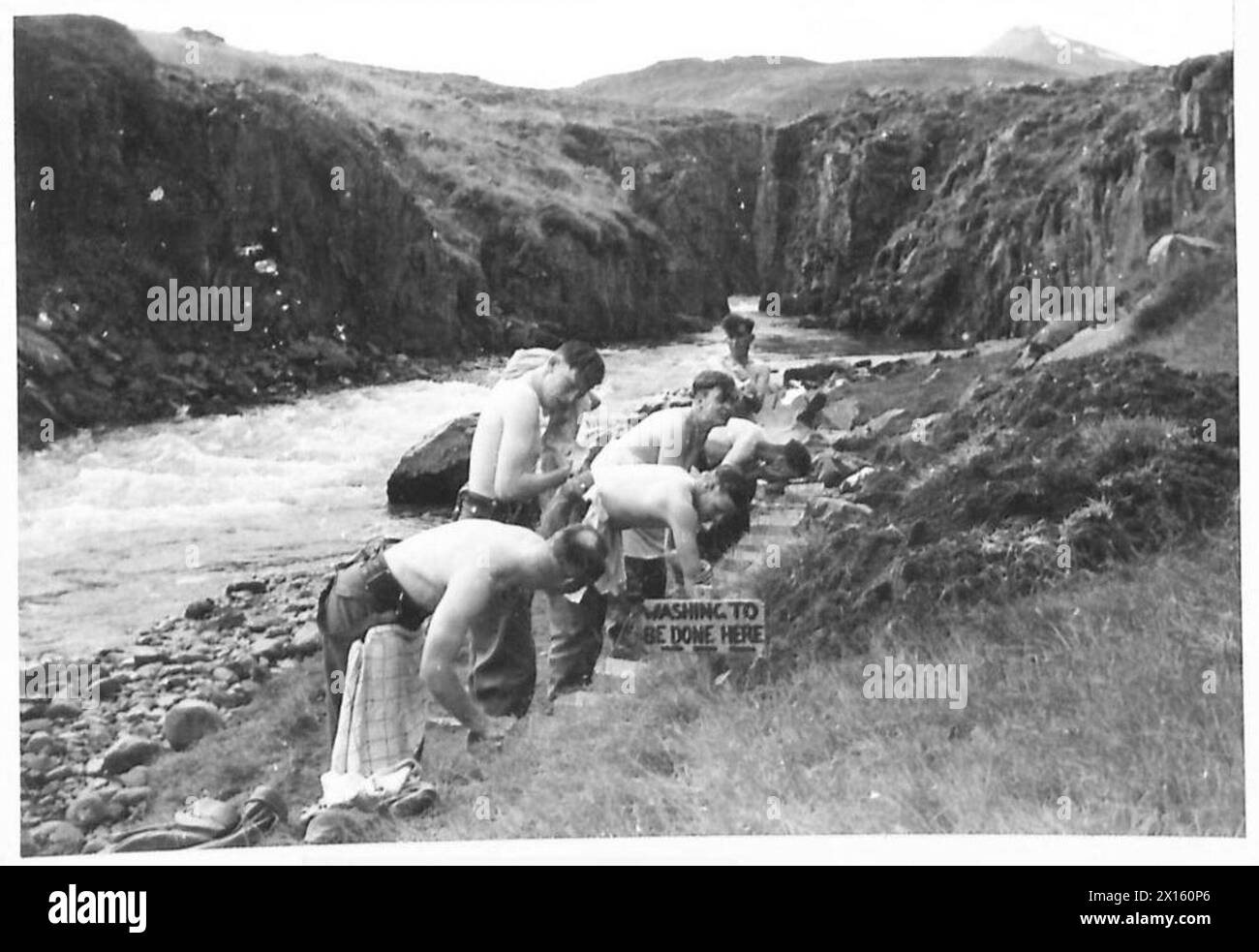 Des soldats britanniques et canadiens du régiment Lincoln se lavent dans une gorge près d'Akureyri pendant le déploiement militaire en Islande. Banque D'Images