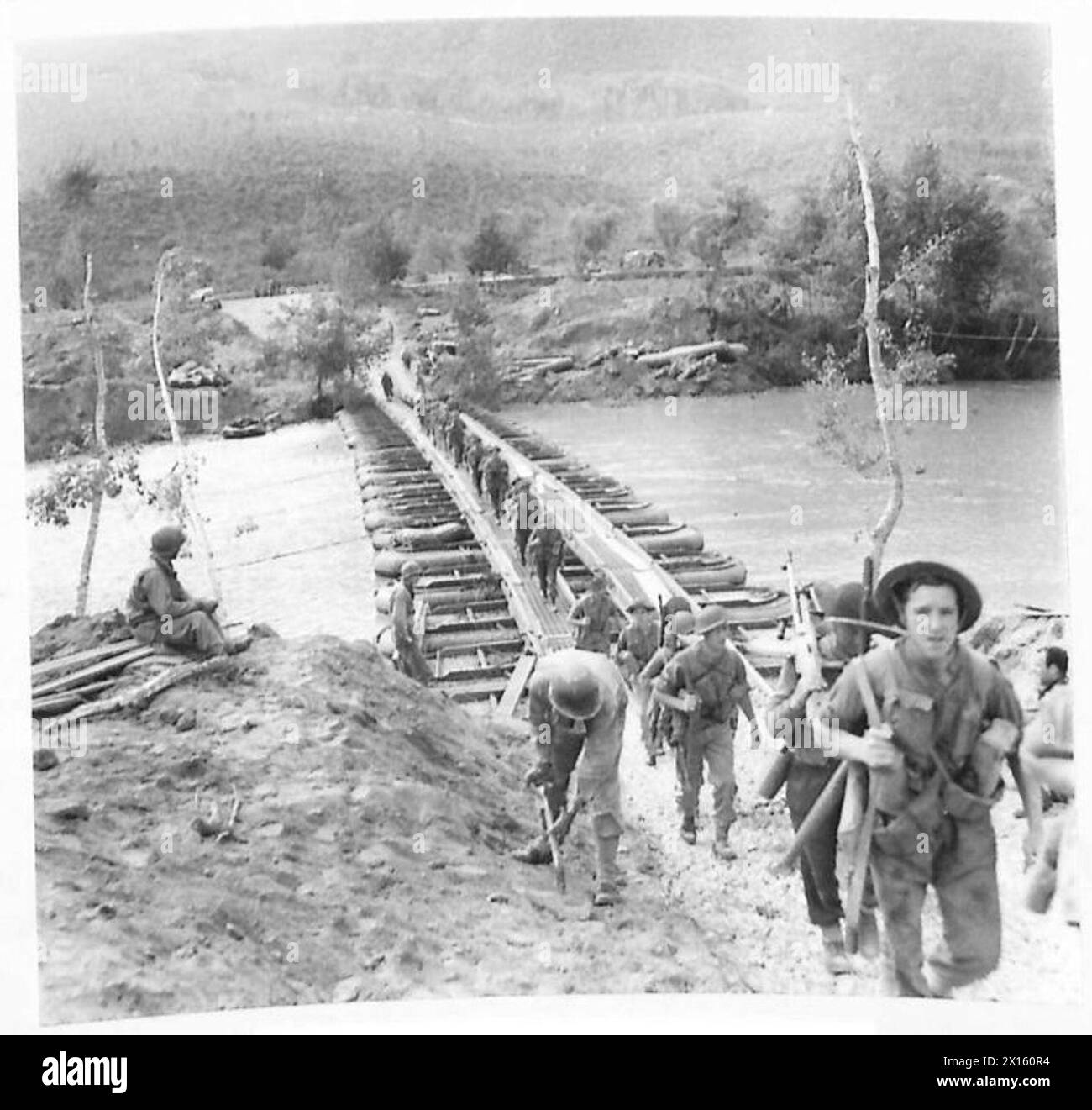 Des véhicules et des fournitures britanniques et américains traversent un pont flottant au-dessus de la rivière Volturno, construit par des ingénieurs américains, pendant la première Guerre mondiale Banque D'Images
