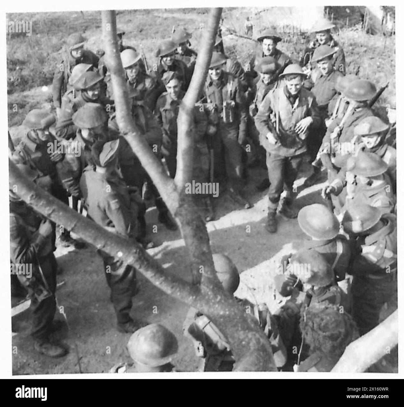 Après avoir terminé un premier assaut, les hommes de la 8e Army Street Fighting School reçoivent une conférence sur les erreurs et appliquent de nouvelles tactiques lors de l'assaut suivant. Banque D'Images