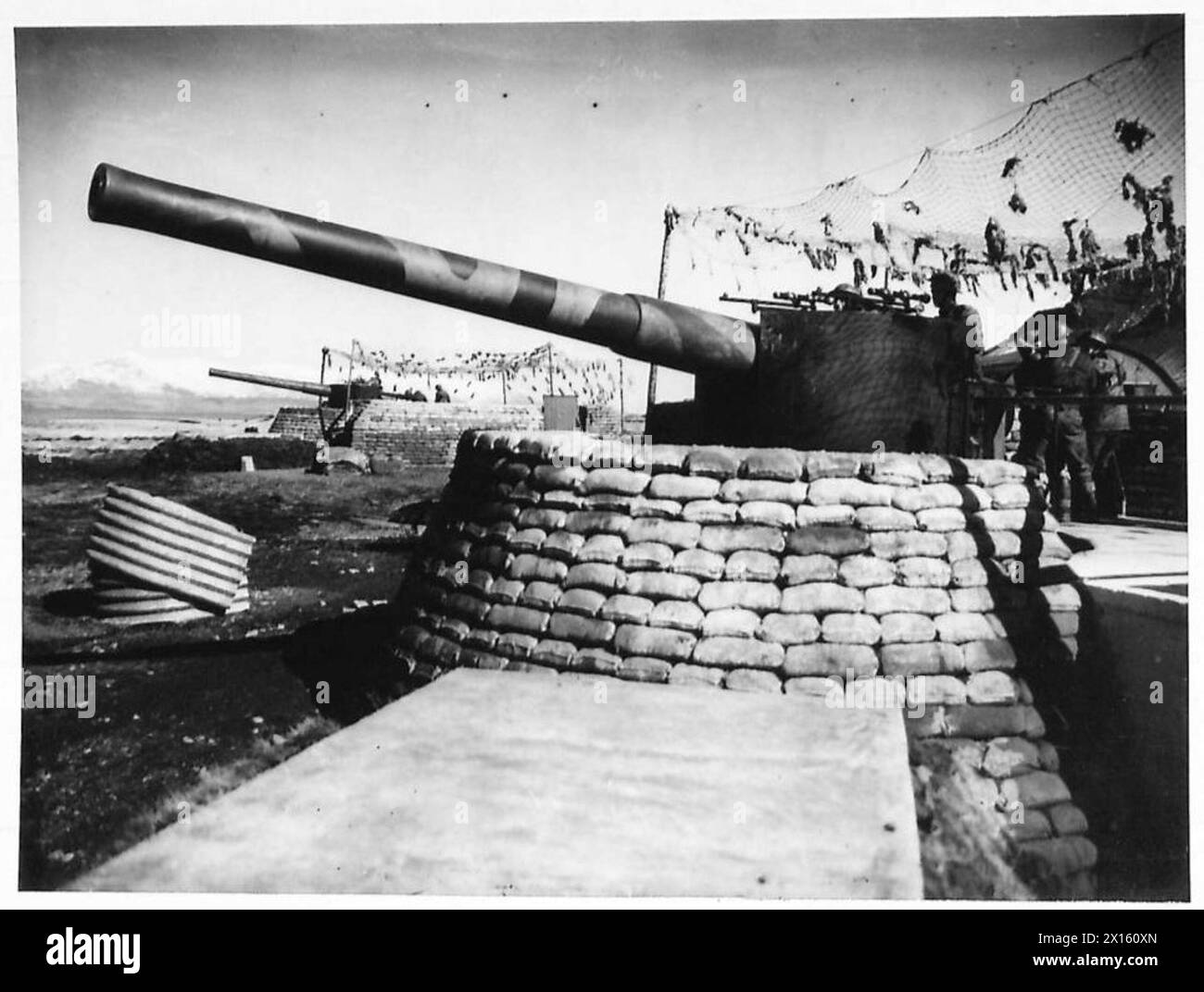 Des canons navals de six pouces sont déployés par les troupes britanniques pour renforcer les défenses côtières au camp de Saurbaer en Islande. Banque D'Images