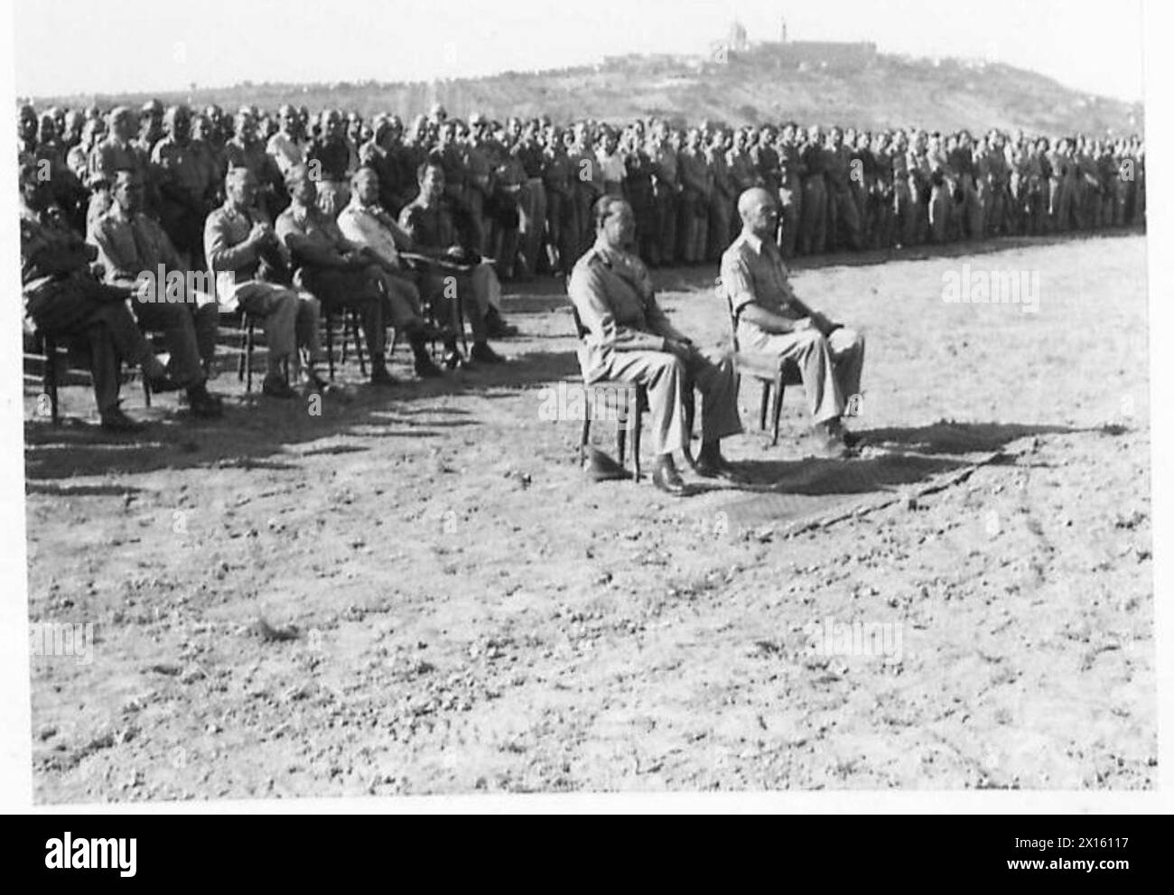 Le maréchal Harold Alexander et le général Władysław Anders assistent à une messe en plein air à l'aérodrome de Loreto lors de la visite d'adieu d'Alexander au 2e corps polonais le 15 août 1945, lors de la campagne d'Italie. Banque D'Images