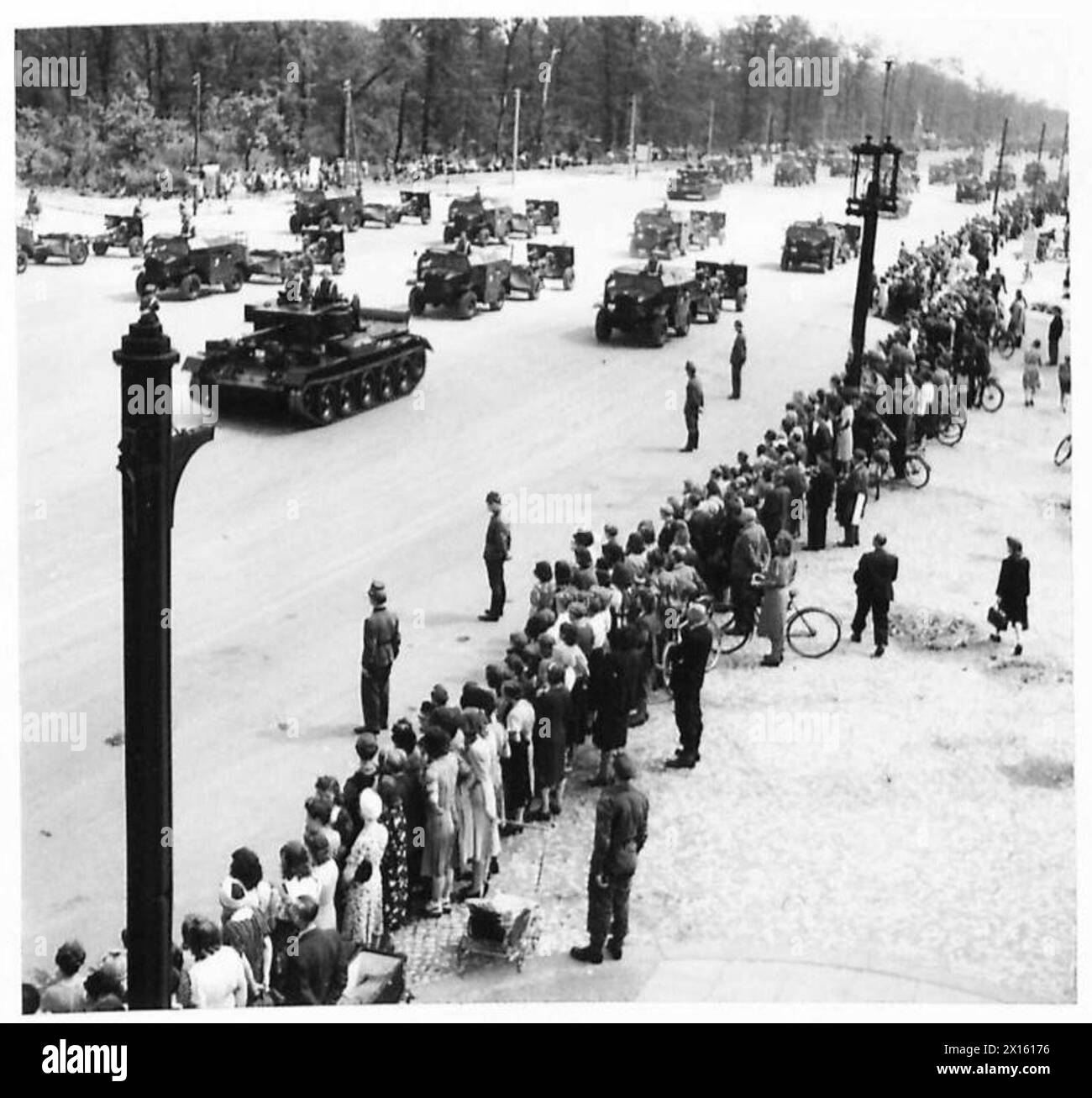 Des spectateurs allemands de tous âges observent un défilé de répétition à Berlin mettant en vedette la 7e division blindée de l'armée britannique, le 21e groupe d'armées et ses véhicules blindés. Banque D'Images