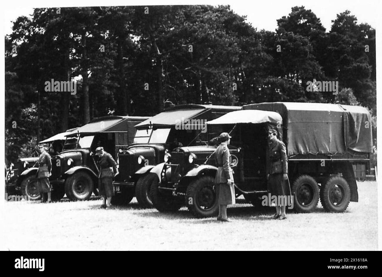 A.T.S. À LEUR CAMP ANNUEL AU CAMP WATCHETT ALDERSHOT - les filles A.T.S. avec leurs camions prêts pour l'inspection British Army Banque D'Images