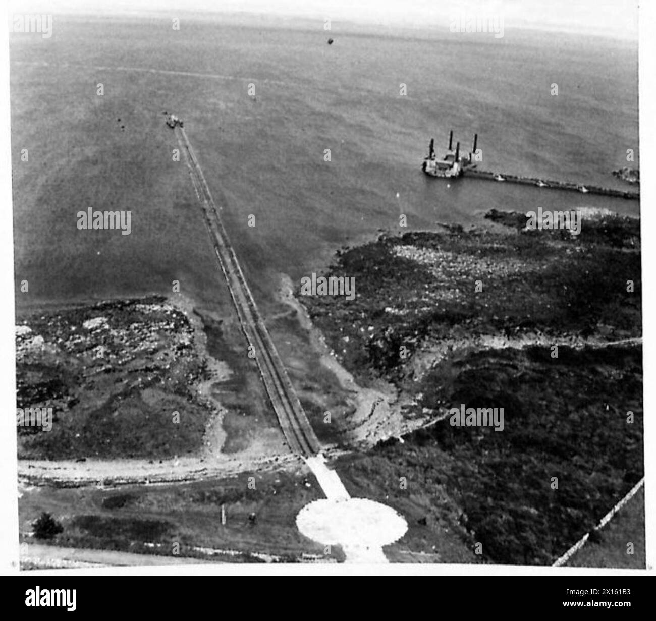 Des photographies aériennes montrent les installations du Swiss Roll, du Spud Pontoon et des Hippos à Cairn Head et Rig Bay pour l'observation militaire et la planification opérationnelle. Banque D'Images