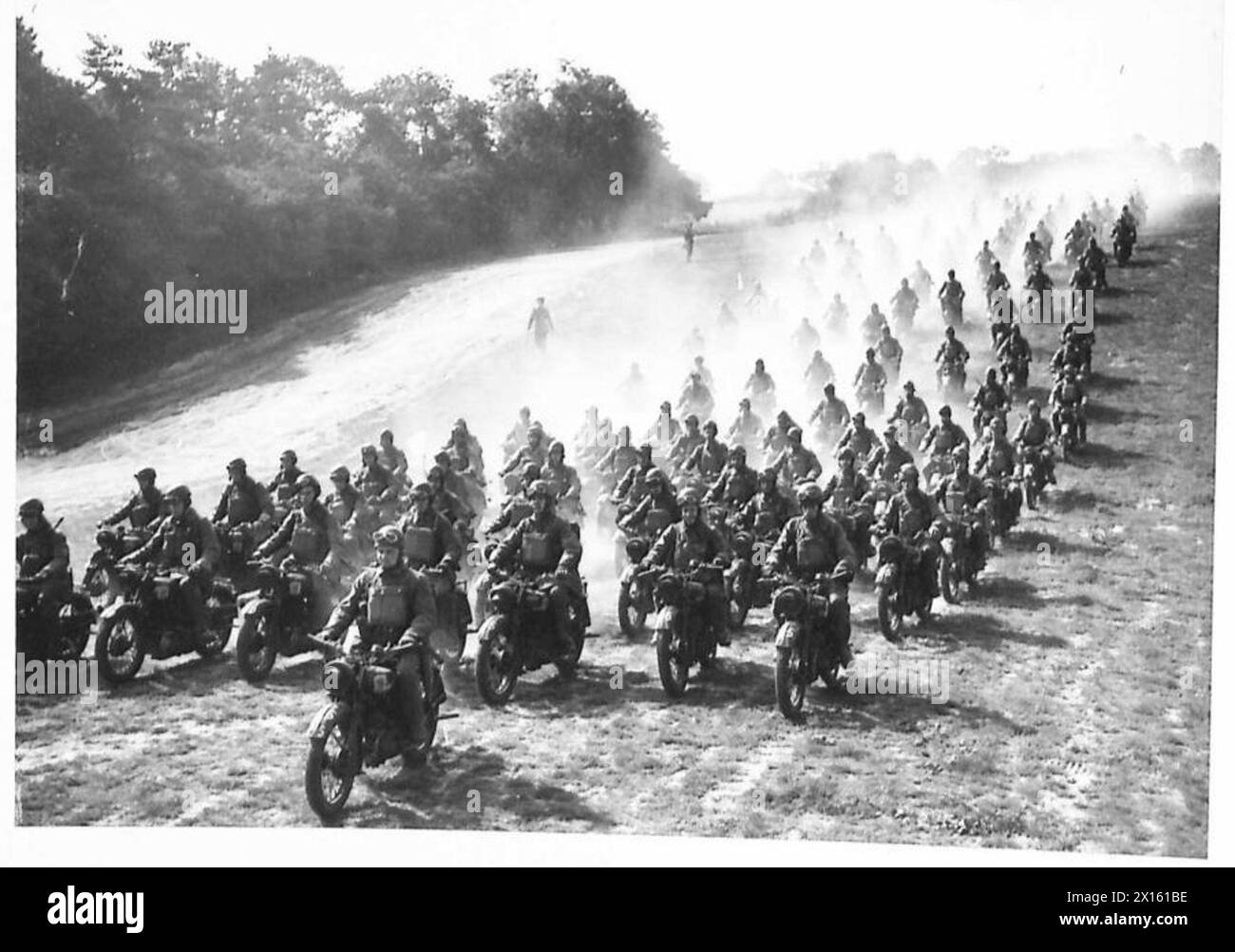 Des motocyclistes de l'armée britannique des motocyclistes sont montrés se déplaçant à travers le pays pendant des exercices d'entraînement. Banque D'Images