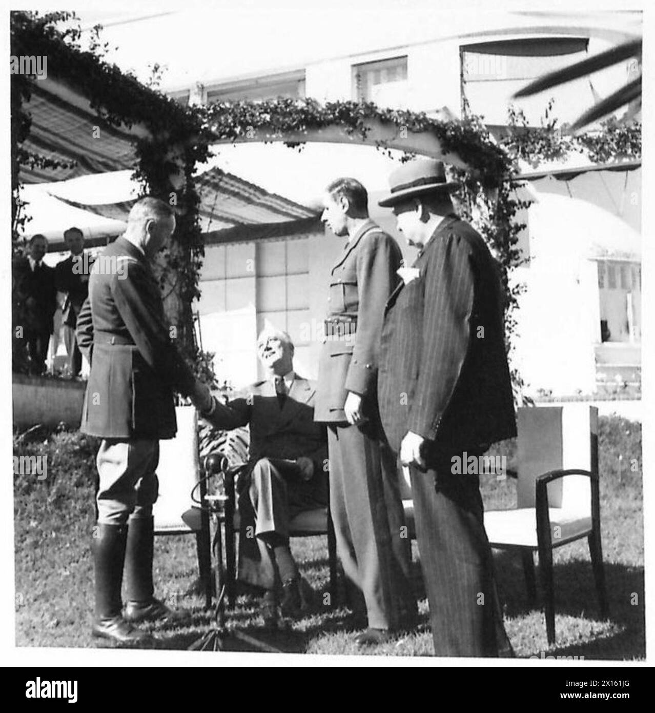 LA CONFÉRENCE DE CASABLANCA, JANVIER 1943 - le général Henri Giraud, haut-commissaire de l'Afrique du Nord et de l'Ouest française, serrant la main du président américain Franklin D. Roosevelt, accompagné du premier ministre Winston Churchill et du général Charles de Gaulle, leader de la France libre. Villa Dar es Saada, Casablanca, 24 janvier 1943 Armée française, de Gaulle, Charles André Joseph Marie, Giraud, Henri honore, Roosevelt, Franklin Delano, Churchill, Winston Leonard Spencer Banque D'Images