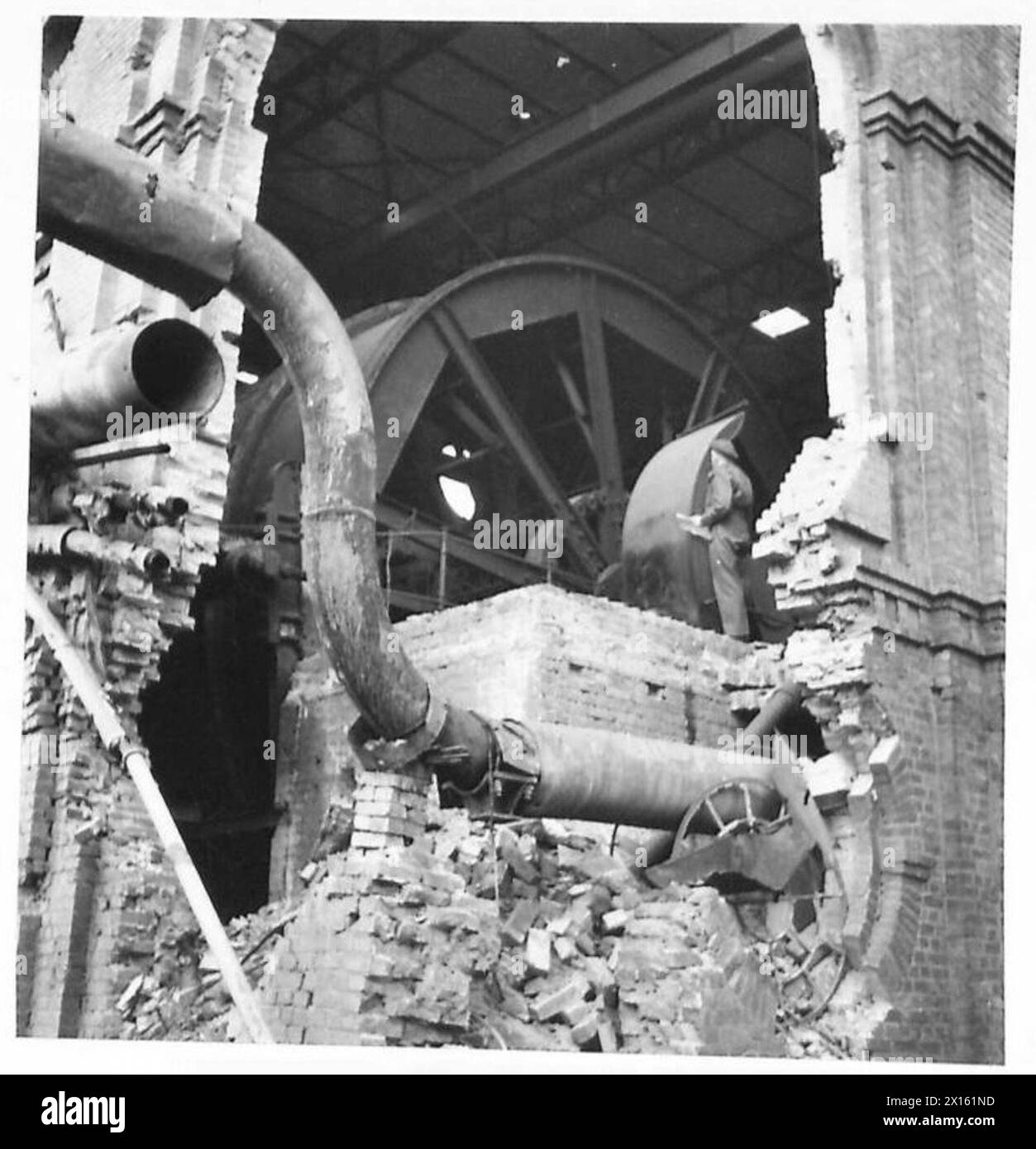 H.E. Wilber, ancien directeur de la mine Stoke-on-Trent et assistant technique en chef du contrôle du charbon en Allemagne du Nord, inspecte les ferronneries endommagées de puits principaux à la mine Wilhelmina Victoria. Banque D'Images