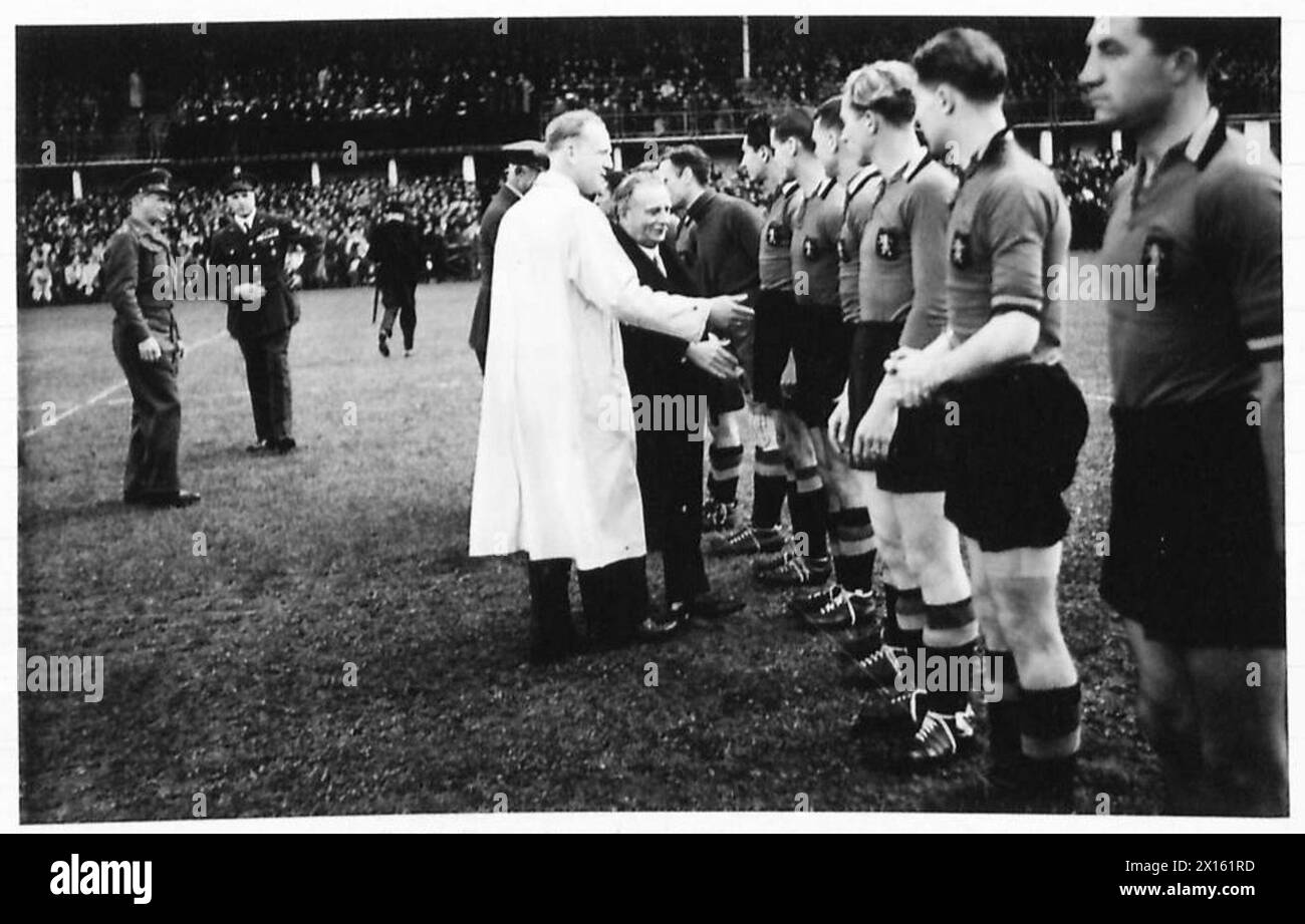 Un match de football a eu lieu à Bruxelles entre des équipes britanniques et belges. L’équipe belge a été officiellement accueillie par le Burgomaster de Bruxelles avant le match, reflétant l’engagement communautaire post-libération. Banque D'Images