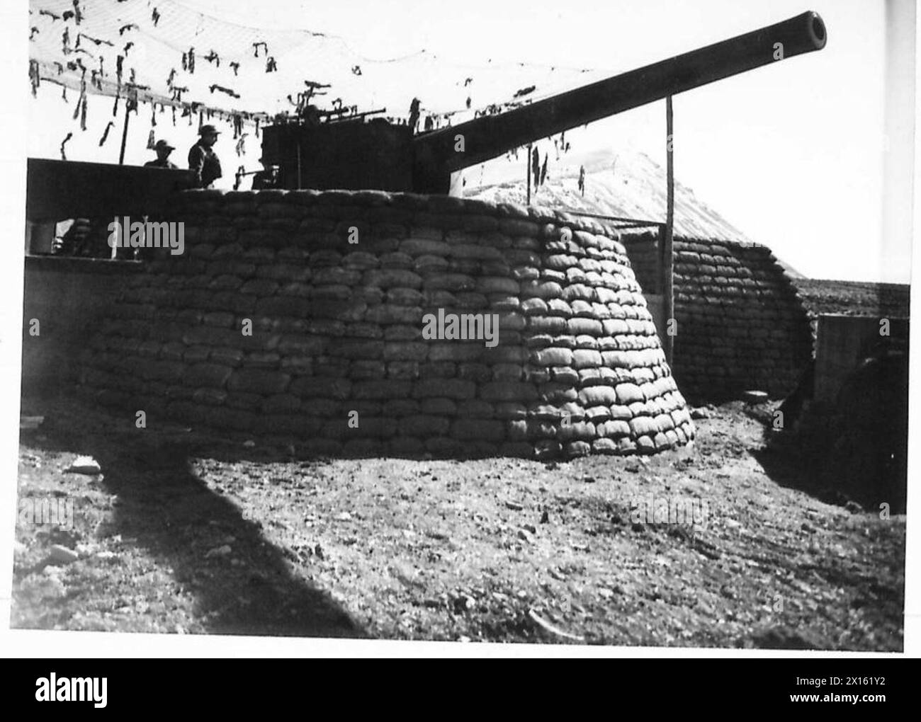 Des canons navals de 6 pouces sont positionnés dans le cadre des défenses côtières au camp de Saurbaer en Islande pendant les opérations de l'armée britannique. Banque D'Images