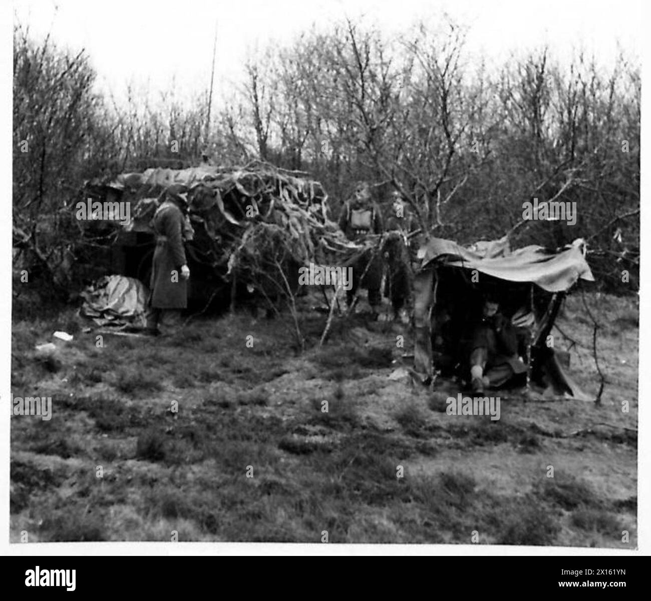 Dans une fausse bataille près de Wool, Dorset, une voiture radio d'artillerie et un poste téléphonique maintiennent la communication entre la 101e batterie de campagne, le 33e régiment de campagne et le quartier général. Banque D'Images