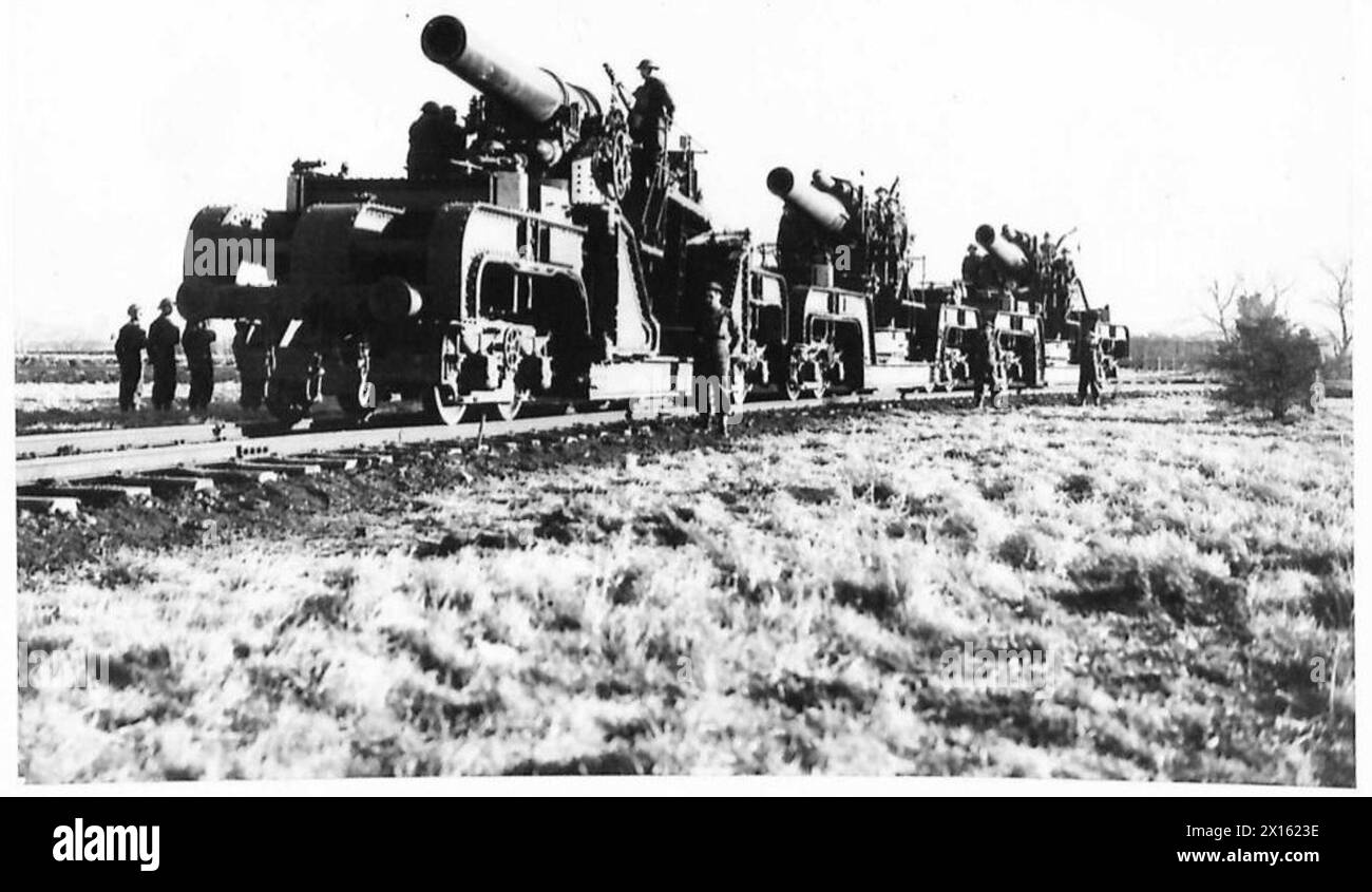 Trois canons de chemin de fer de douze pouces sont préparés pour le transport avec leurs canons basculés à l'intérieur du bord pour le mouvement par l'armée britannique. Banque D'Images
