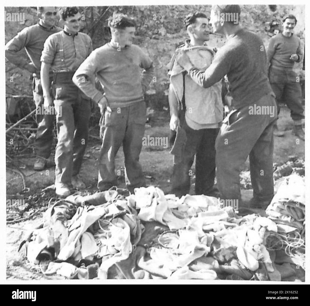Les soldats néo-zélandais de la cinquième armée à Cassino reçoivent des vêtements propres après le combat dans la poussière et la fumée. Banque D'Images