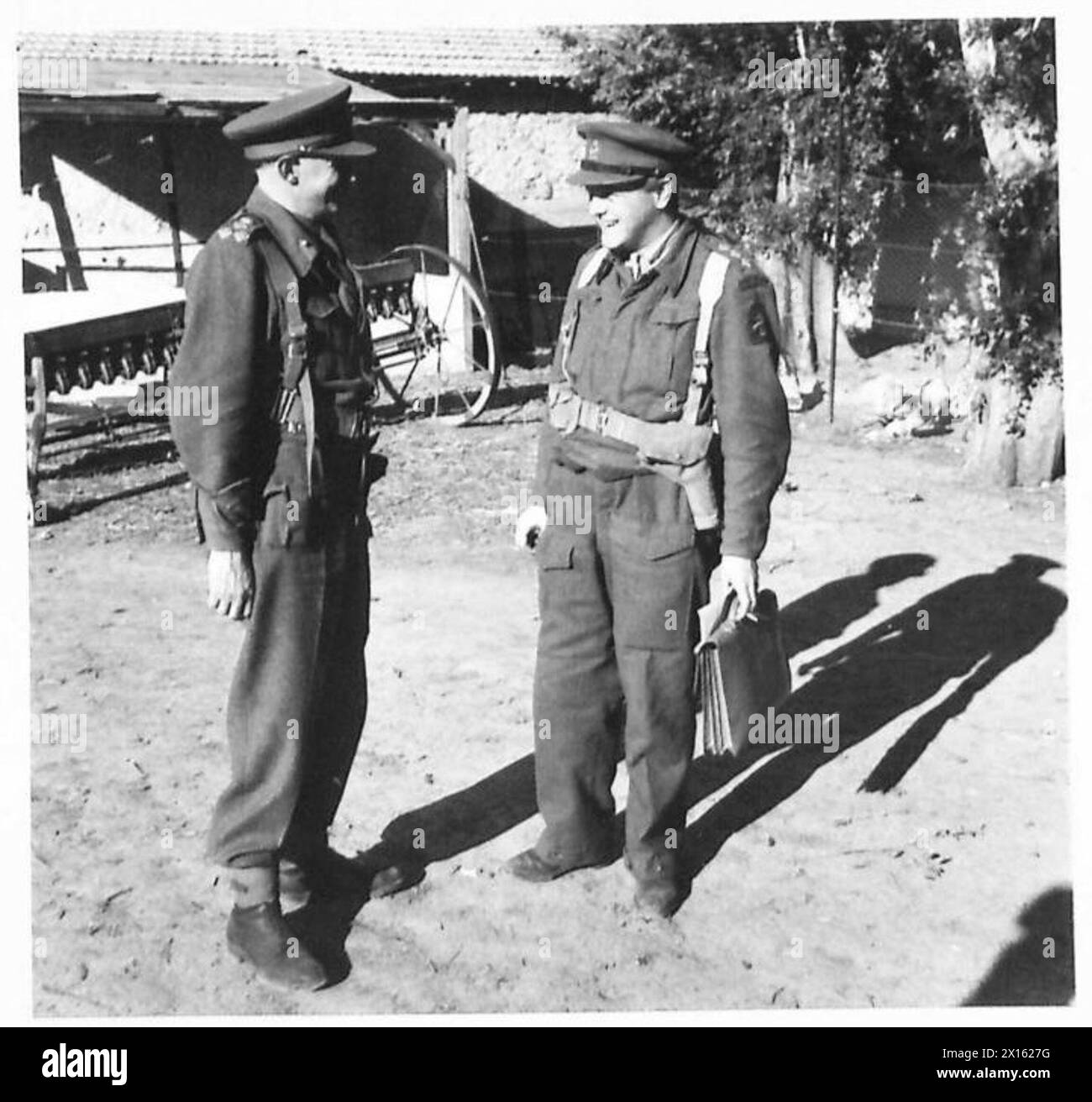 Le brigadier P. Pepper et le capitaine Randolph Churchill sont dans la zone avancée pendant la campagne de Tunisie, le 5 décembre 1942, où la première armée britannique avance malgré une forte résistance ennemie et des conditions météorologiques difficiles. Banque D'Images