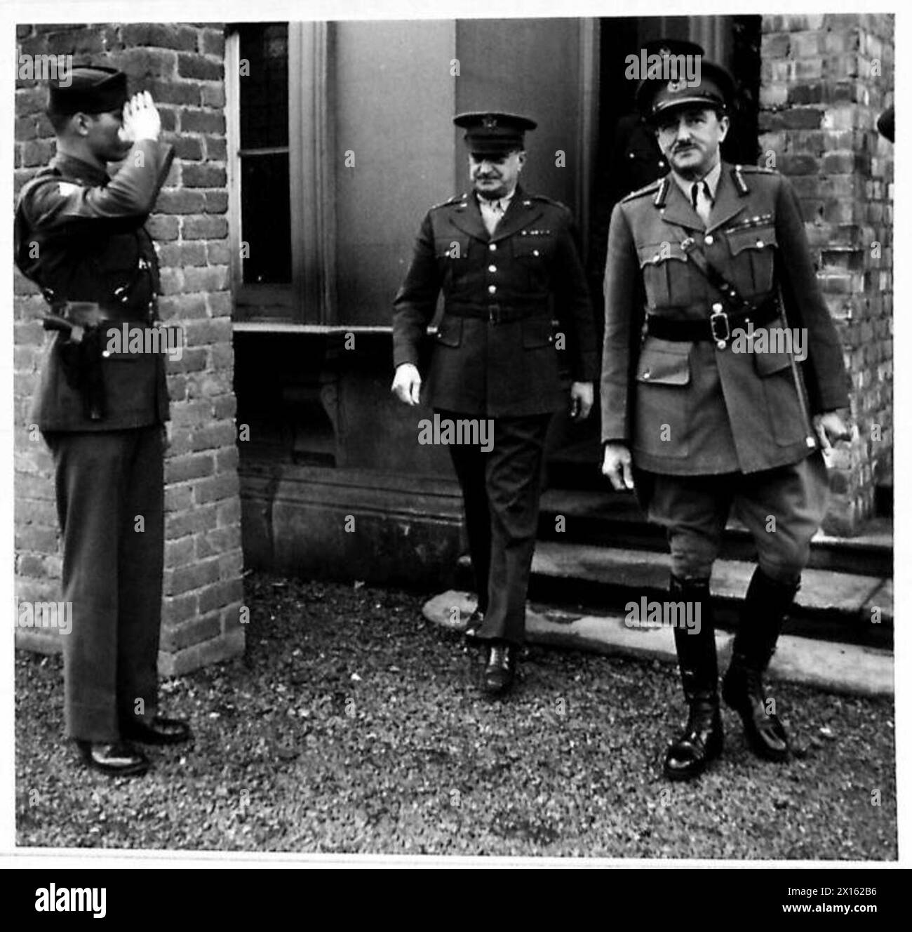 Le général Sir Alan Brooke, accompagné du major-général Russell P. Hartle, quitte le QG lors d'une visite en Irlande du Nord. Banque D'Images