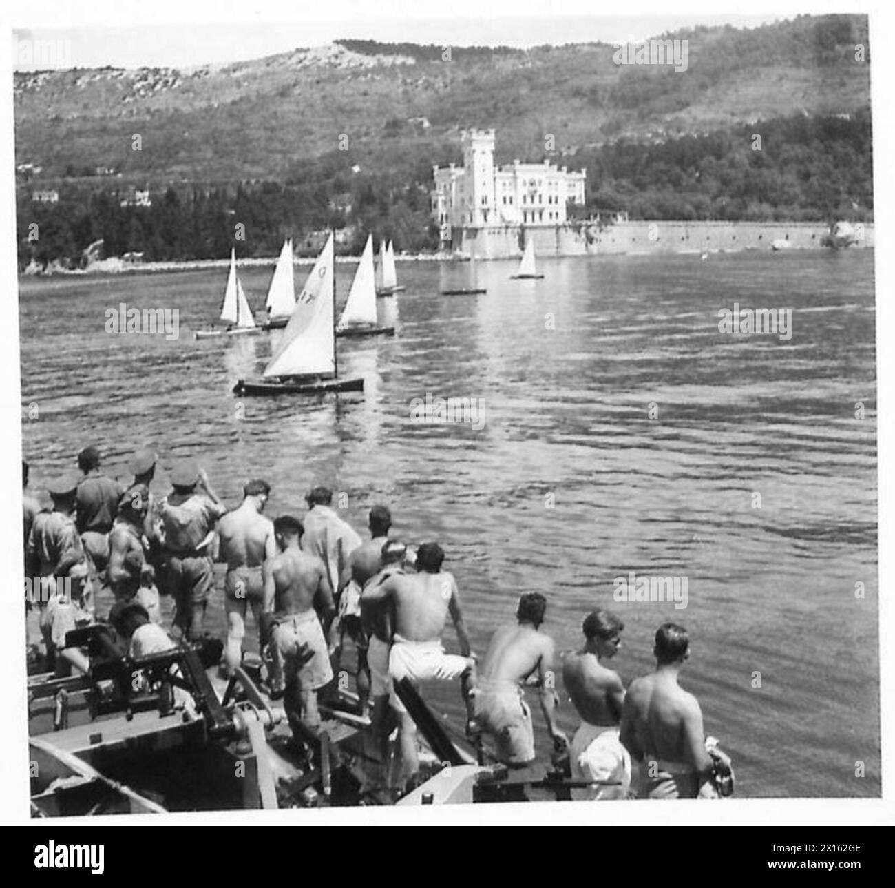 La régate de la division néo-zélandaise commence par la course « All Monotypes », observée depuis le pont du navire amiral, documentant la participation du personnel de l'armée britannique. Banque D'Images