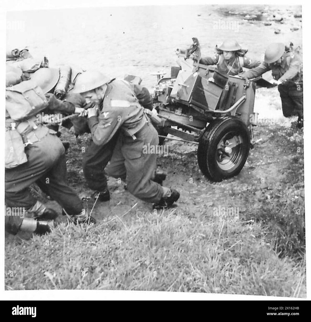 Des canons antichars sont hissés sur une rive après avoir traversé la rivière pendant les opérations de l'armée britannique. Banque D'Images