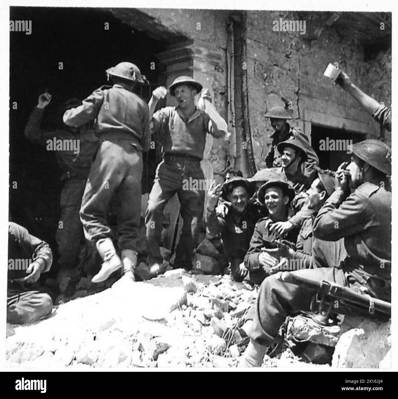 Les gardes écossais célèbrent la capture de Cassino en exécutant une danse volante des Highlands. Banque D'Images