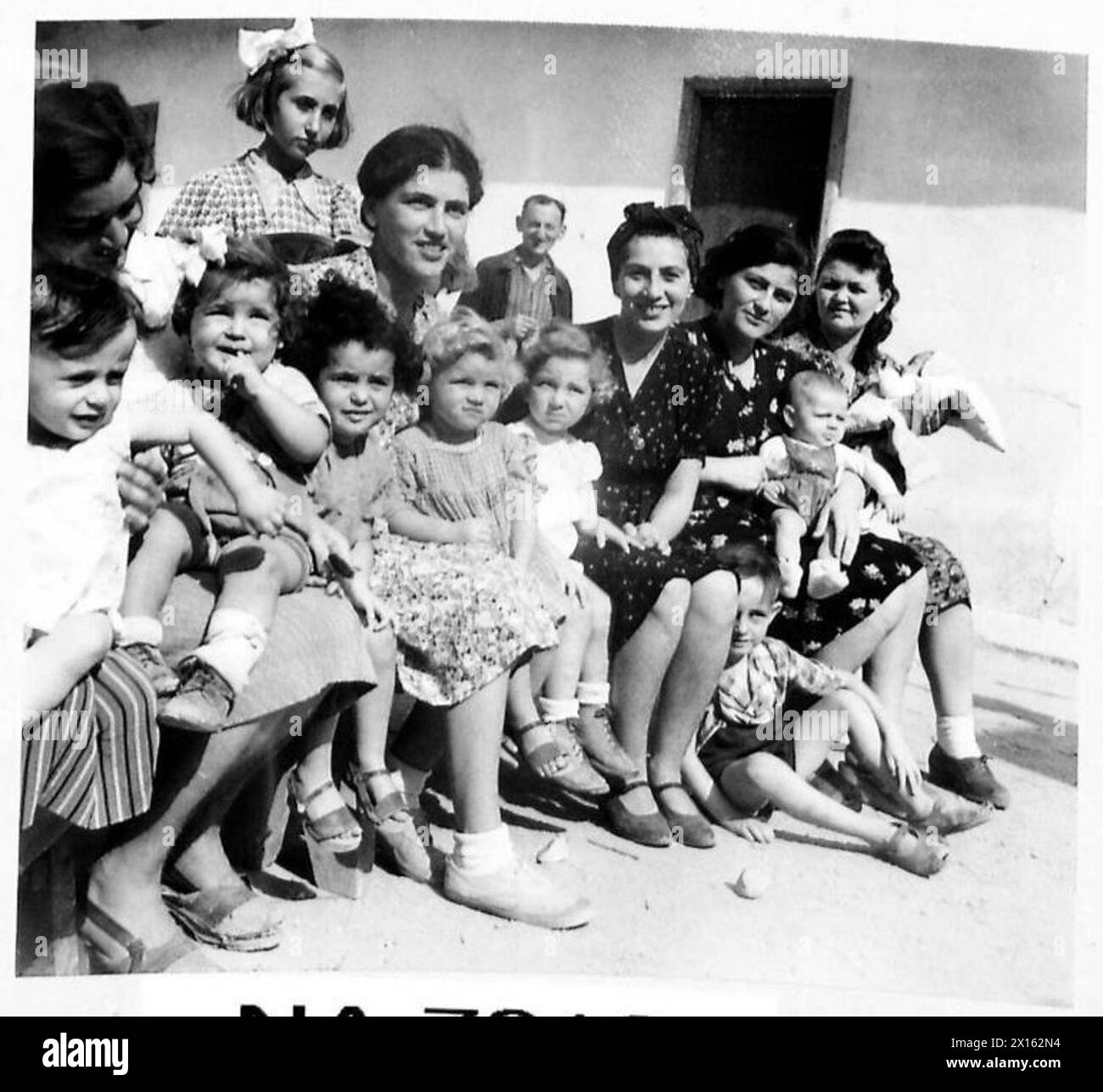 Dans un camp de concentration, une synagogue construite par la fraternité juive accueille le mariage de Miriam Meitlinger, 21 ans, et Bandy Hahn, 30 ans, accompagnés de mères et d’enfants. Banque D'Images
